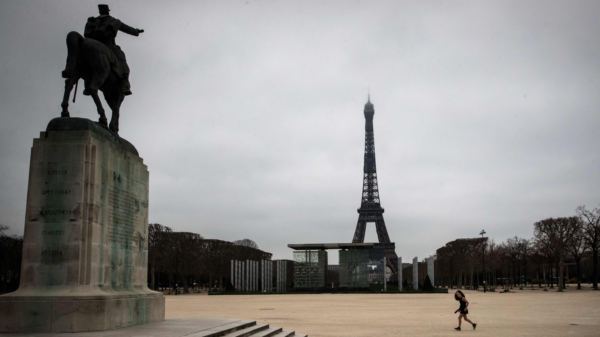 Joggerin vor Eiffelturm | AFP