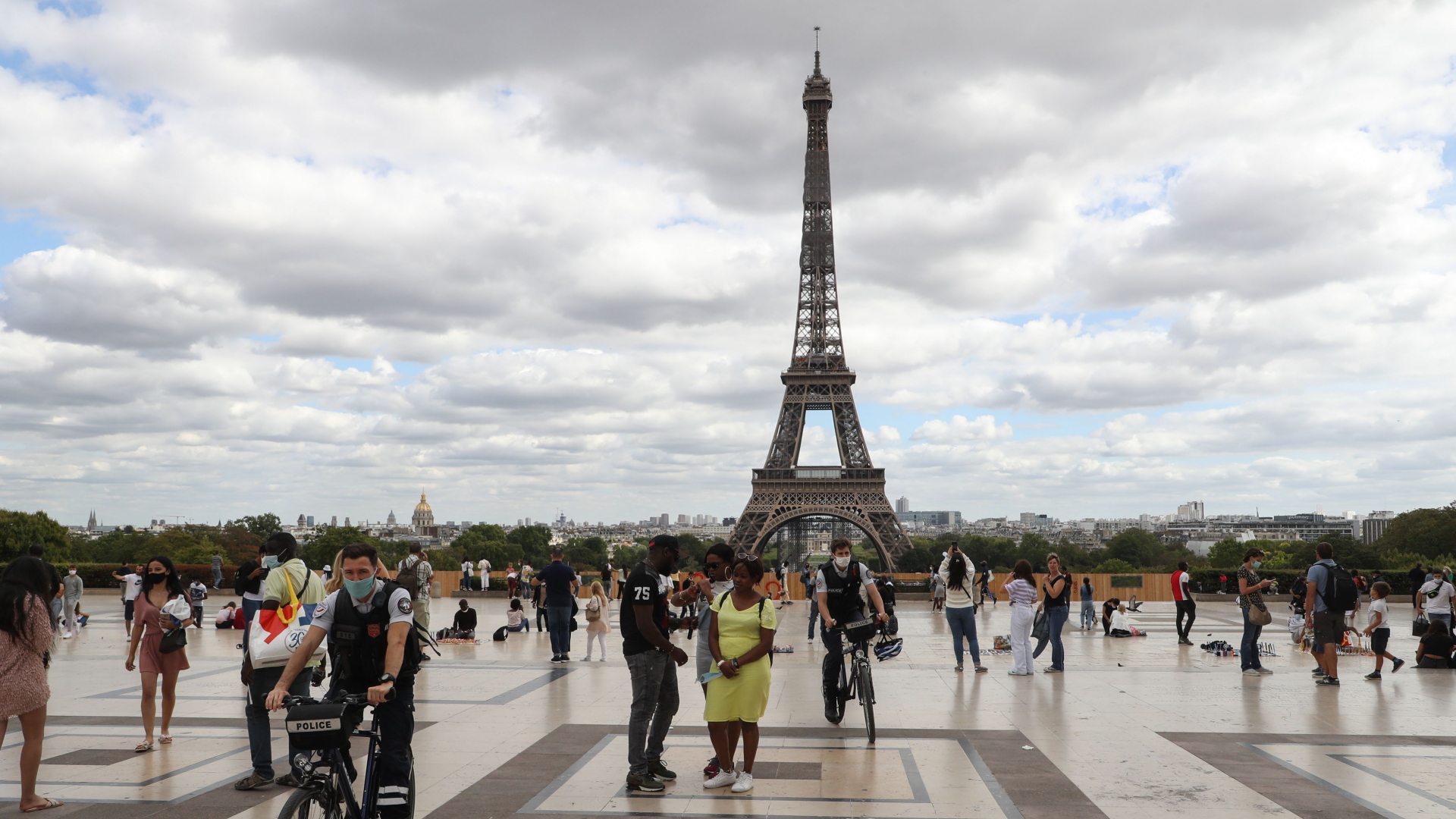 Fahrradpolizisten mit Gesichtsmasken patrouillieren auf der Esplanade Trocadero in der Nähe des Eiffelturms.  | dpa