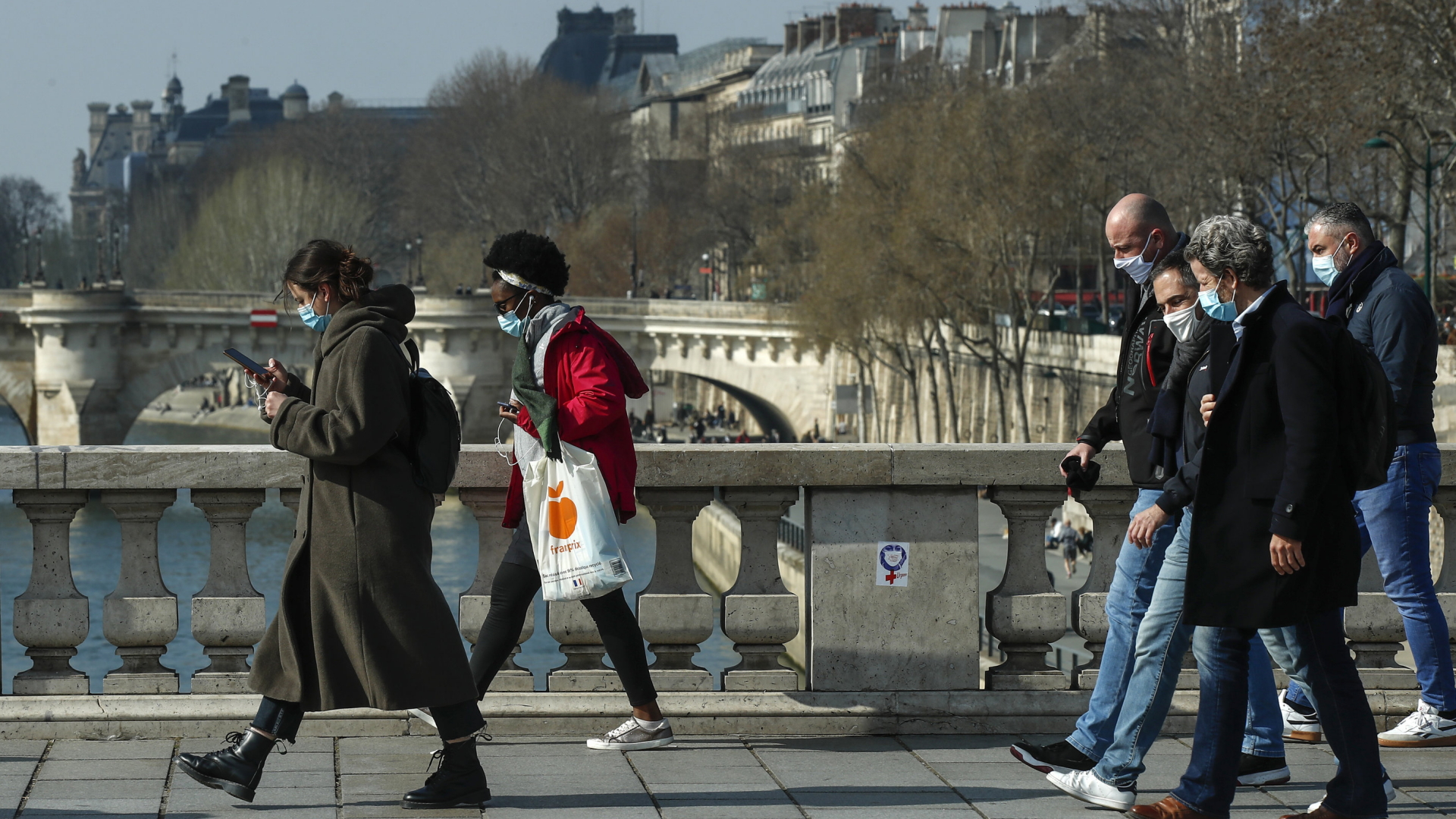 Passanten mit Mund-Nasen-Schutz in Paris | AP