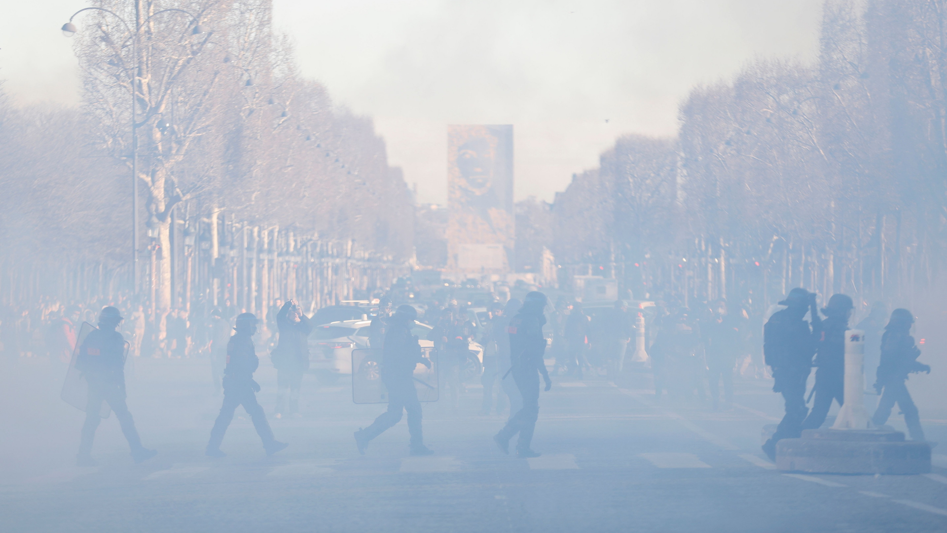 Polizisten in Paris gehen durch eine Wolke von Tränengas | AFP