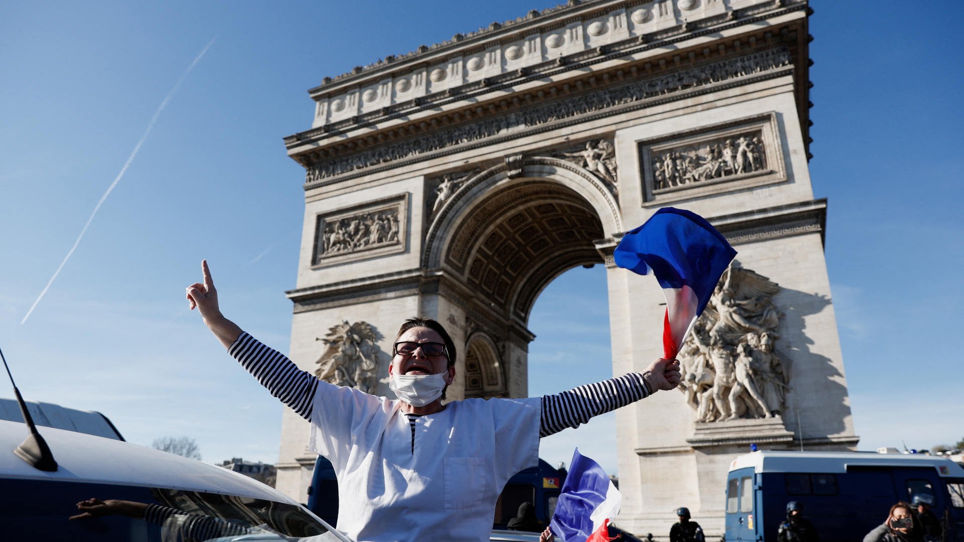 Teilnehmer des Protestkonvois in Paris mit französischen Flaggen. | REUTERS