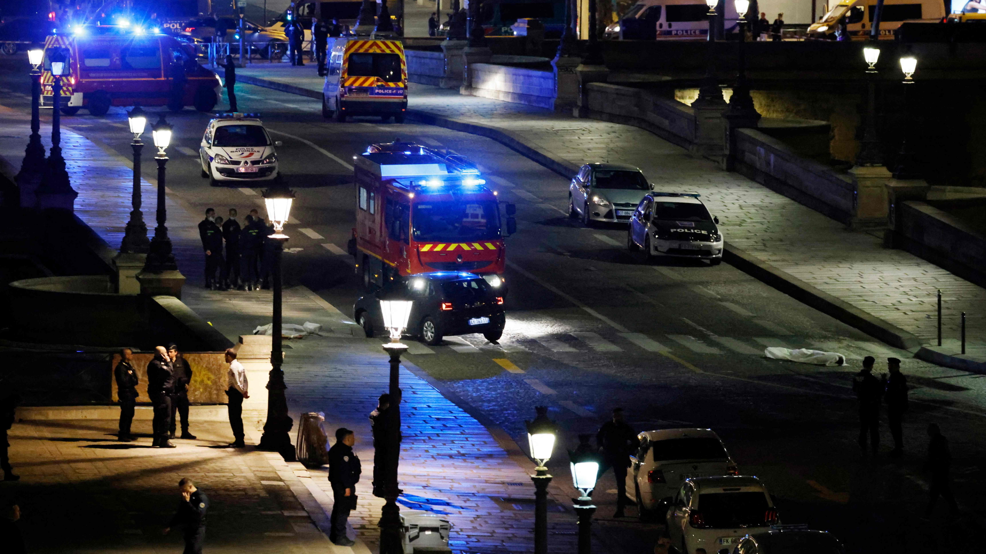 Die Polizei untersucht den Schauplatz einer eskalierten Kontrolle in Paris, bei der zwei Personen erschossen wurden. | dpa
