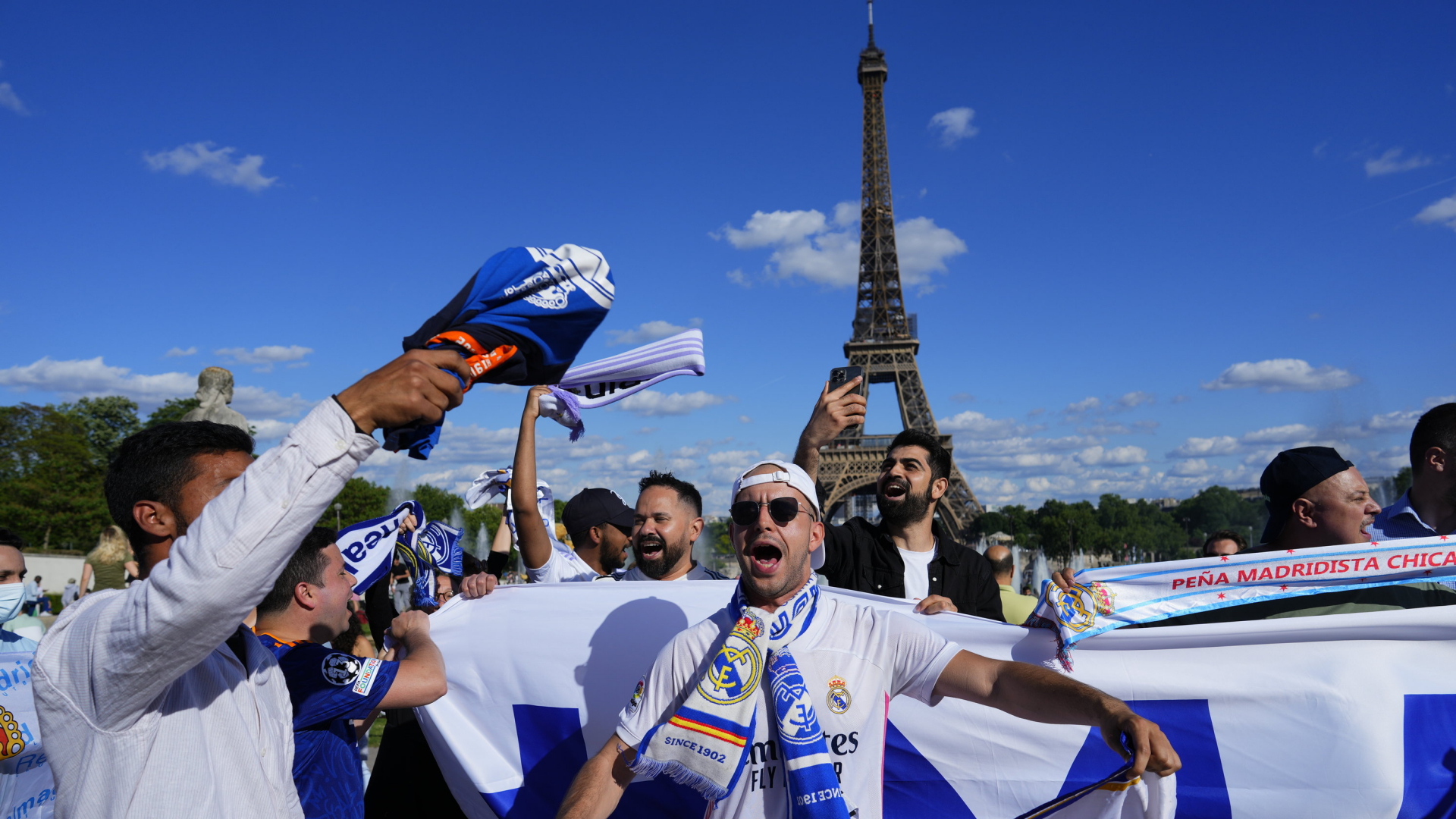 Fans des Fußballvereins Real Madrid feiern vor dem Eiffelturm | AP