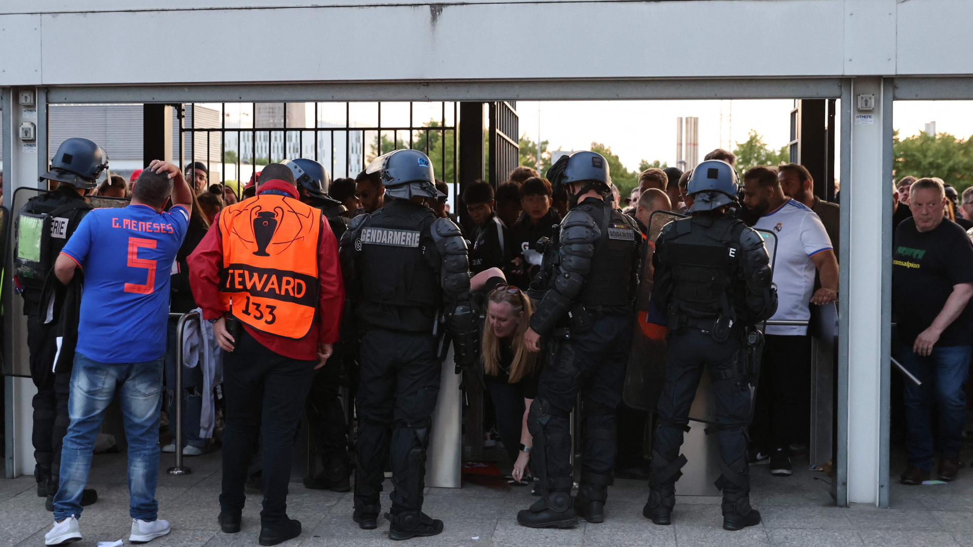 Französische Polizisten stehen an einem Fan-Eingang des Stade de France | AFP