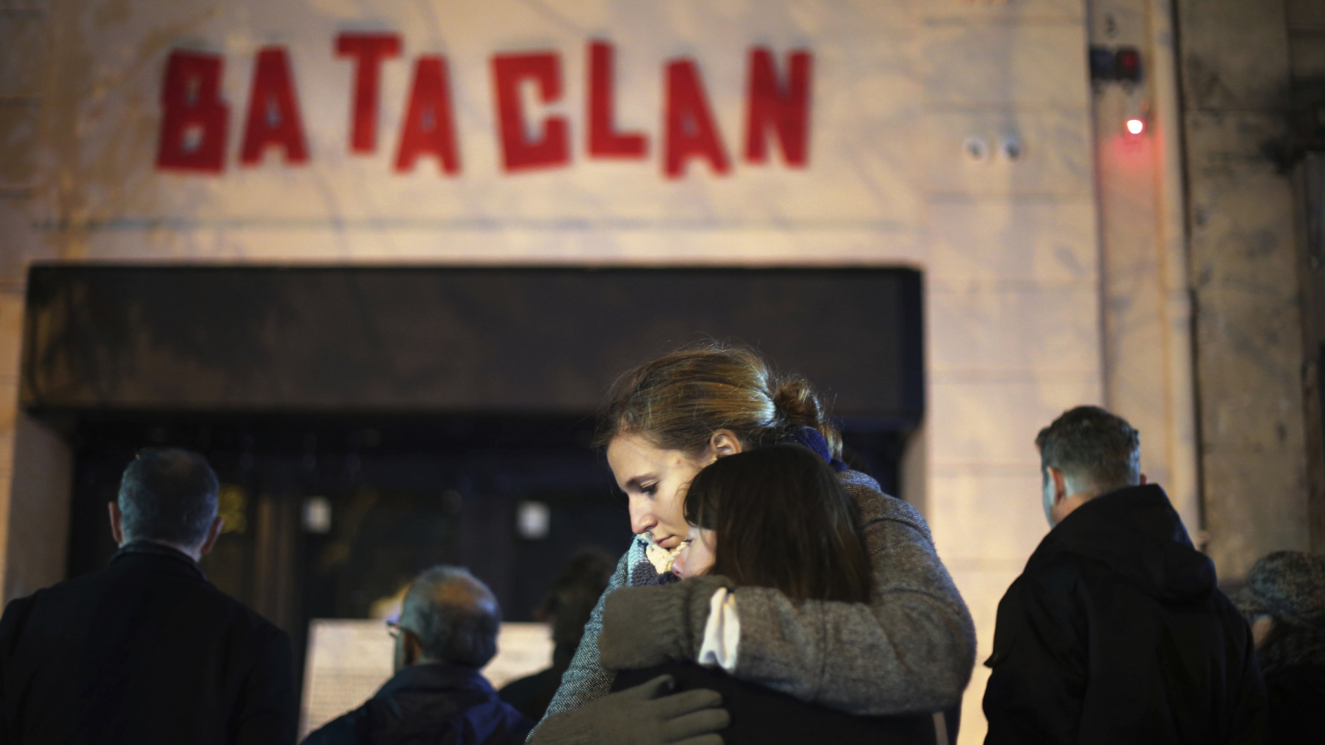 Vor dem Pariser Musikklung Bataclan umarmen sich am 13.11.2015 nach dem Terroranschlag zwei Frauen