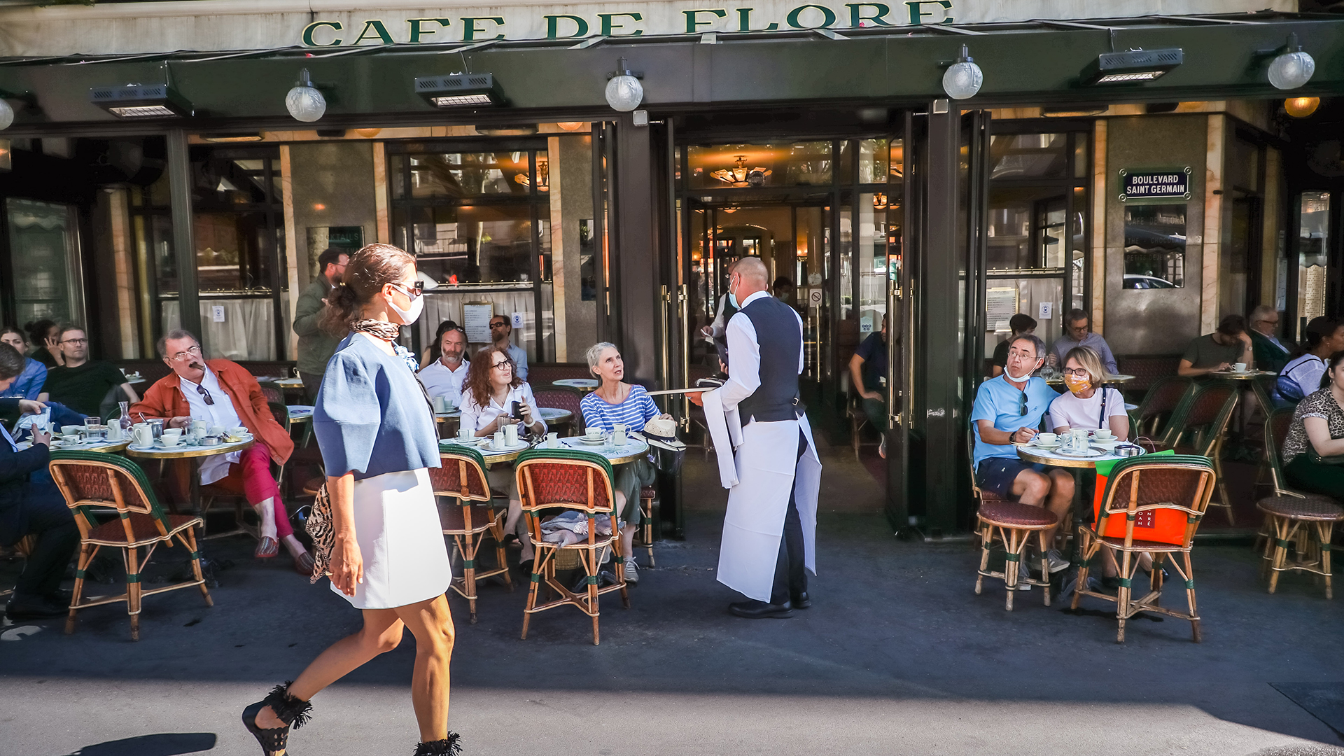 Ein Kellner bedient die Gäste in einem Pariser Café | CHRISTOPHE PETIT TESSON/EPA-EFE/