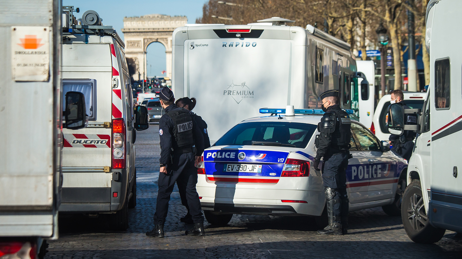Die Polizei hält Fahrzeuge des Protestkonvois gegen die Corona-Maßnahmen in Paris an. | EPA