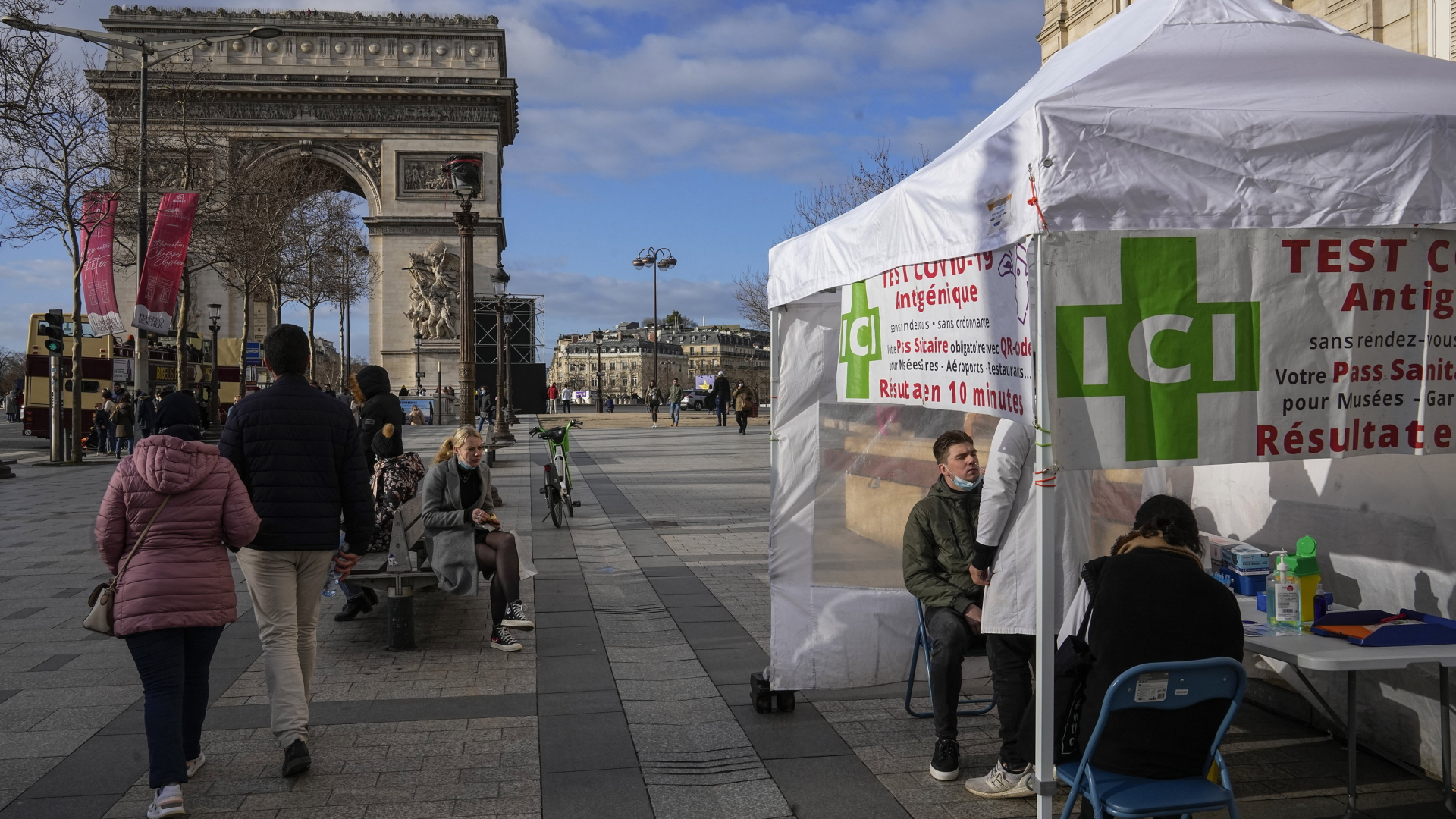 Ein Mann bekommt einen Corona-Nasenabstrich an einer Teststation auf der Avenue des Champs-Élysées in Paris. | AP