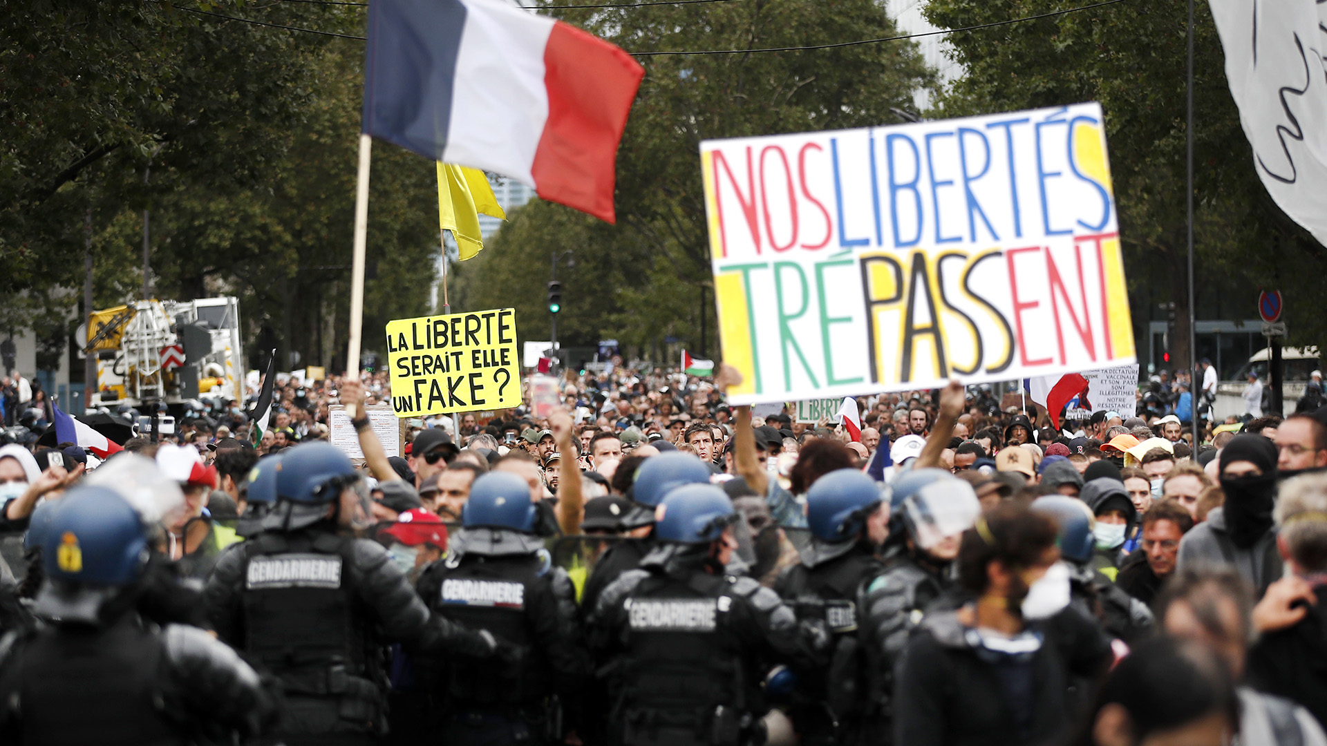 Demonstranten, umgeben von Polizeikräften, marschieren in Paris während einer Demonstration gegen den COVID-19-Gesundheitspass. | EPA