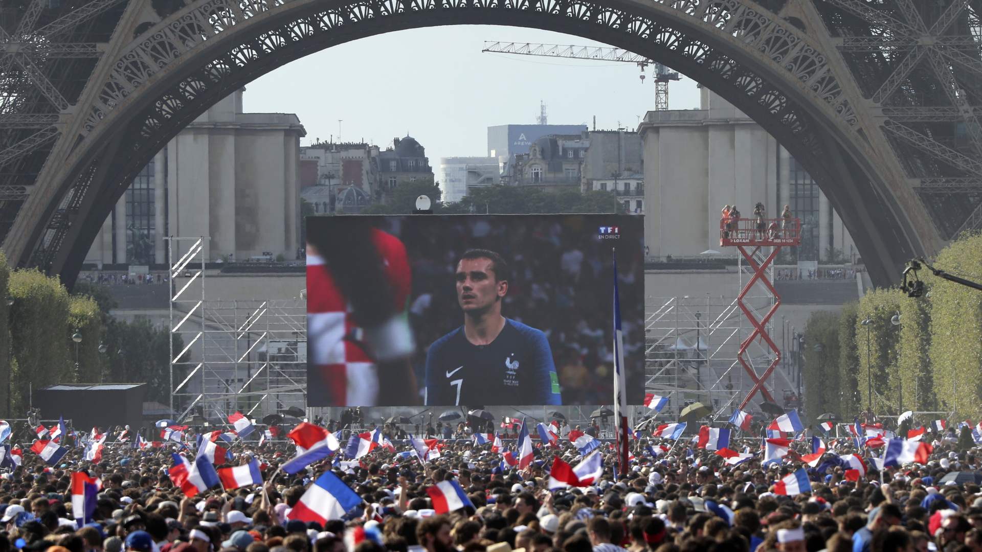 Franzosen verfolgen ein Spiel beim Public Viewing am Eiffelturm (Archiv)