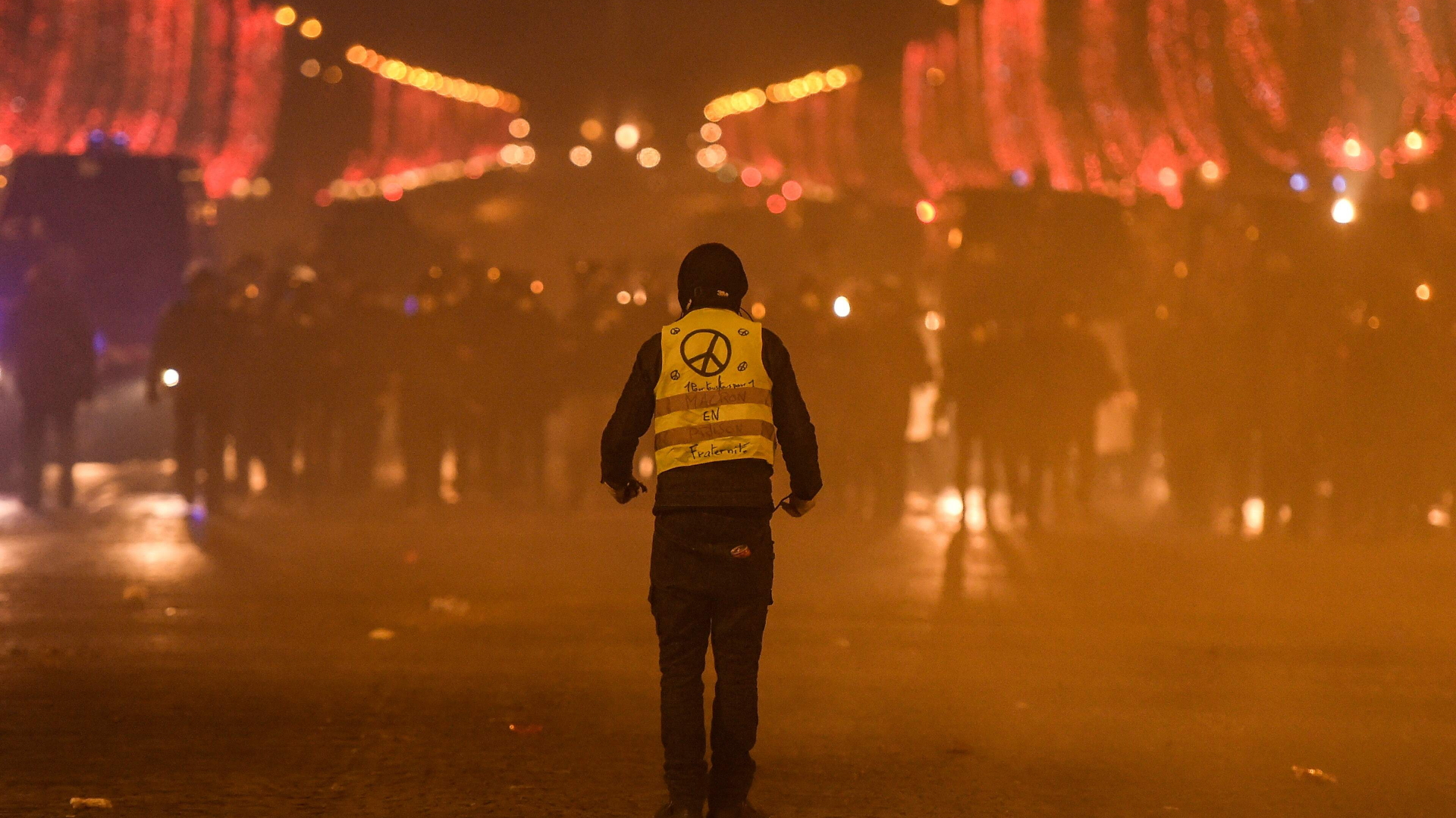 Auf der Champs Elysee ist ein einzelner Demonstrant zu sehen. | Bildquelle: AFP