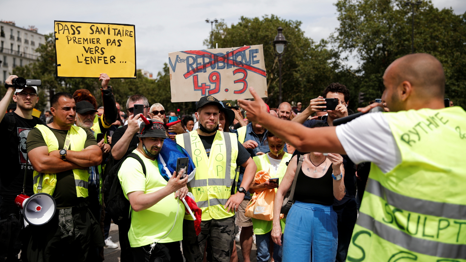 Anhänger der Gelbwesten-Bewegung protestieren in Paris gegen die Corona-Maßnahmen der Regierung. | REUTERS