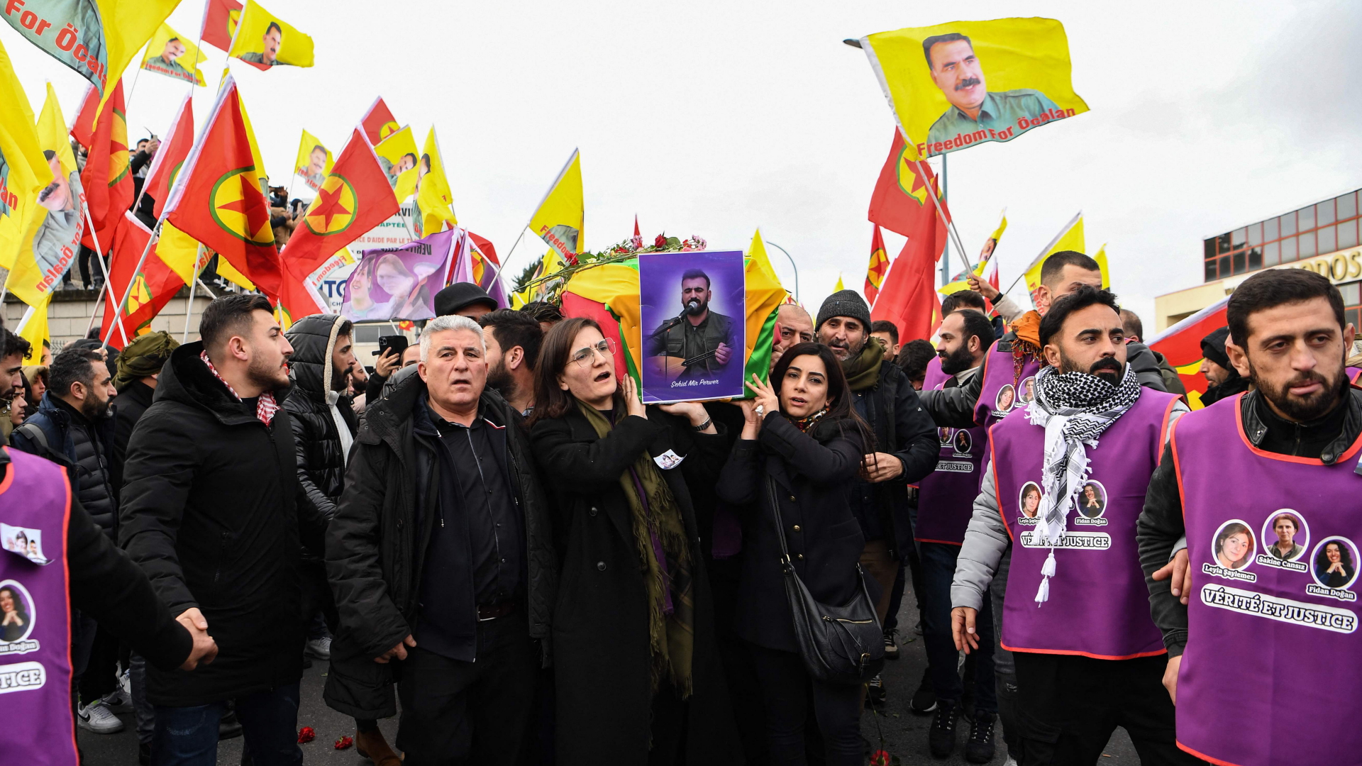 Mitglieder der kurdischen Gemeinschaft tragen im Pariser Vorort Villiers-le-Bel den Sarg eines der drei Opfer. | AFP