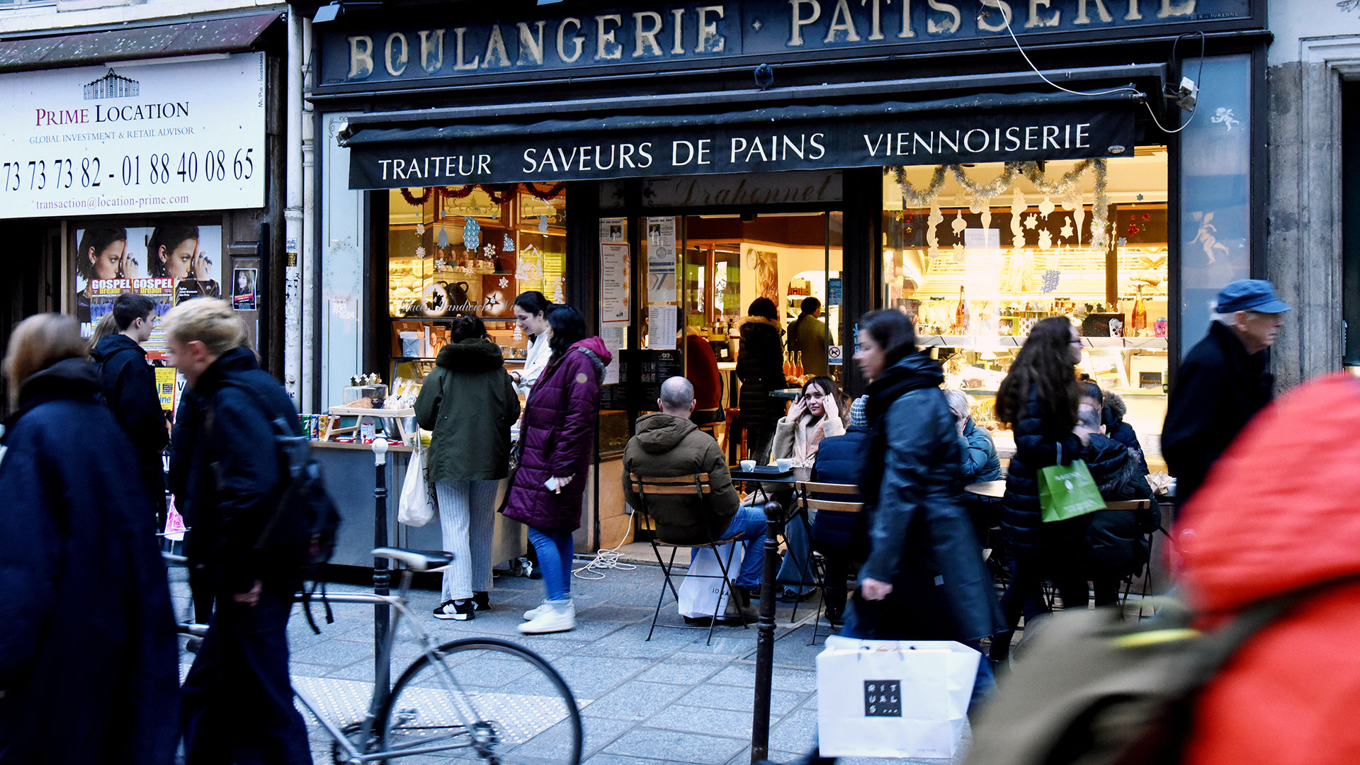 Menschen auf der Straße in Paris. | picture alliance / abaca