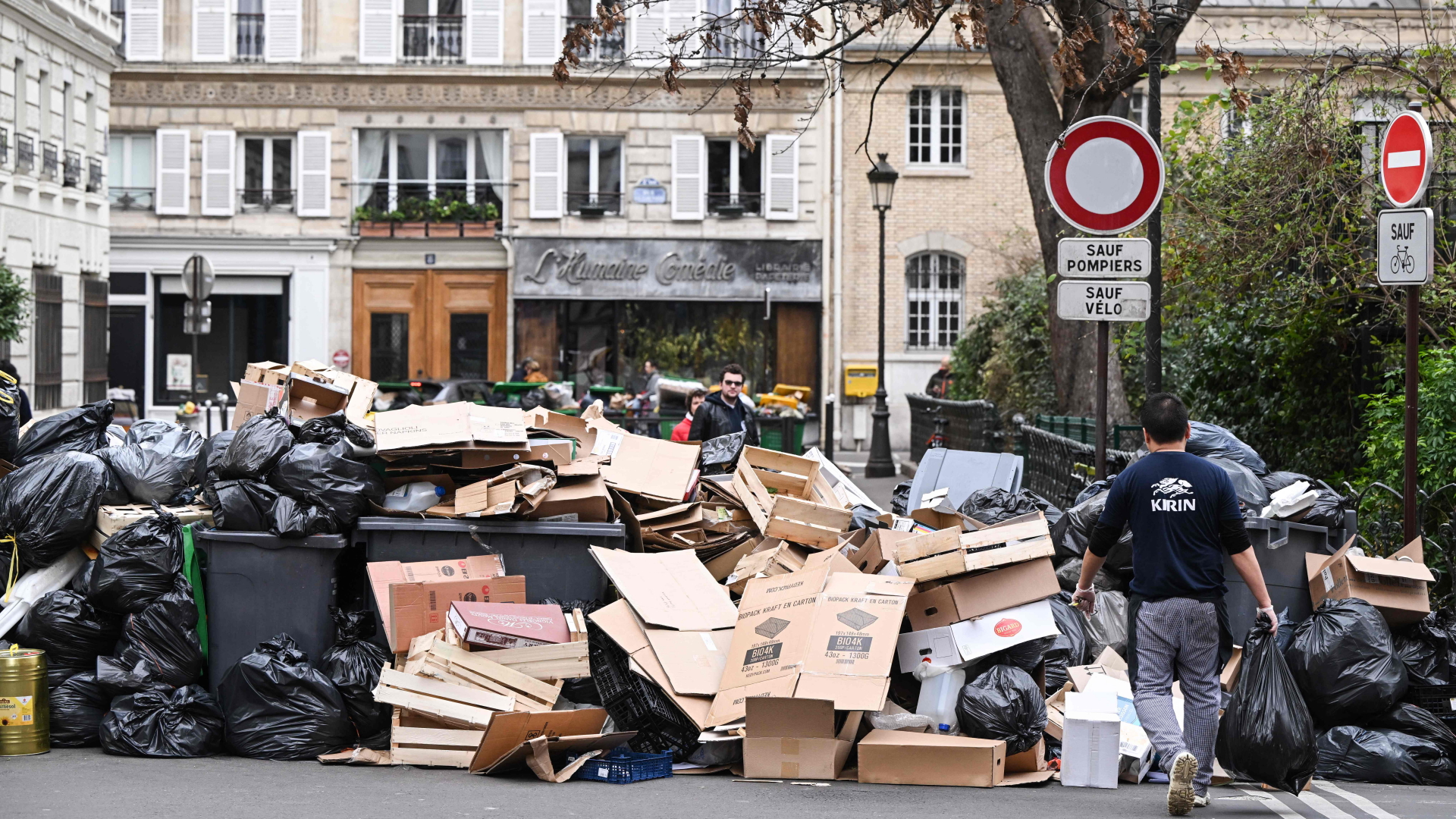 Müll stapelt sich auf und vor den Hausmüllcontainern in einer Pariser Straße, da die Müllabfuhr am 6. März gegen die geplante Rentenreform der französischen Regierung in den Streik getreten ist.  | dpa