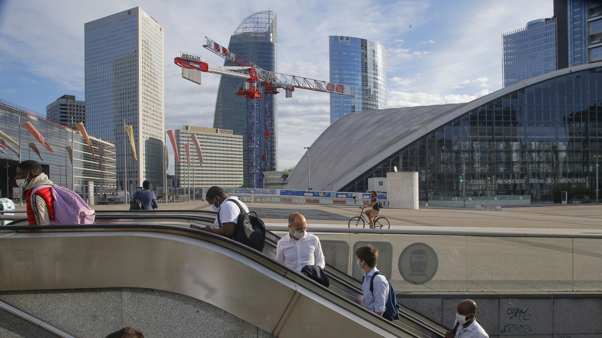 Menschen mit Mundschutz im Hochhausviertel La Défense bei Paris | AP