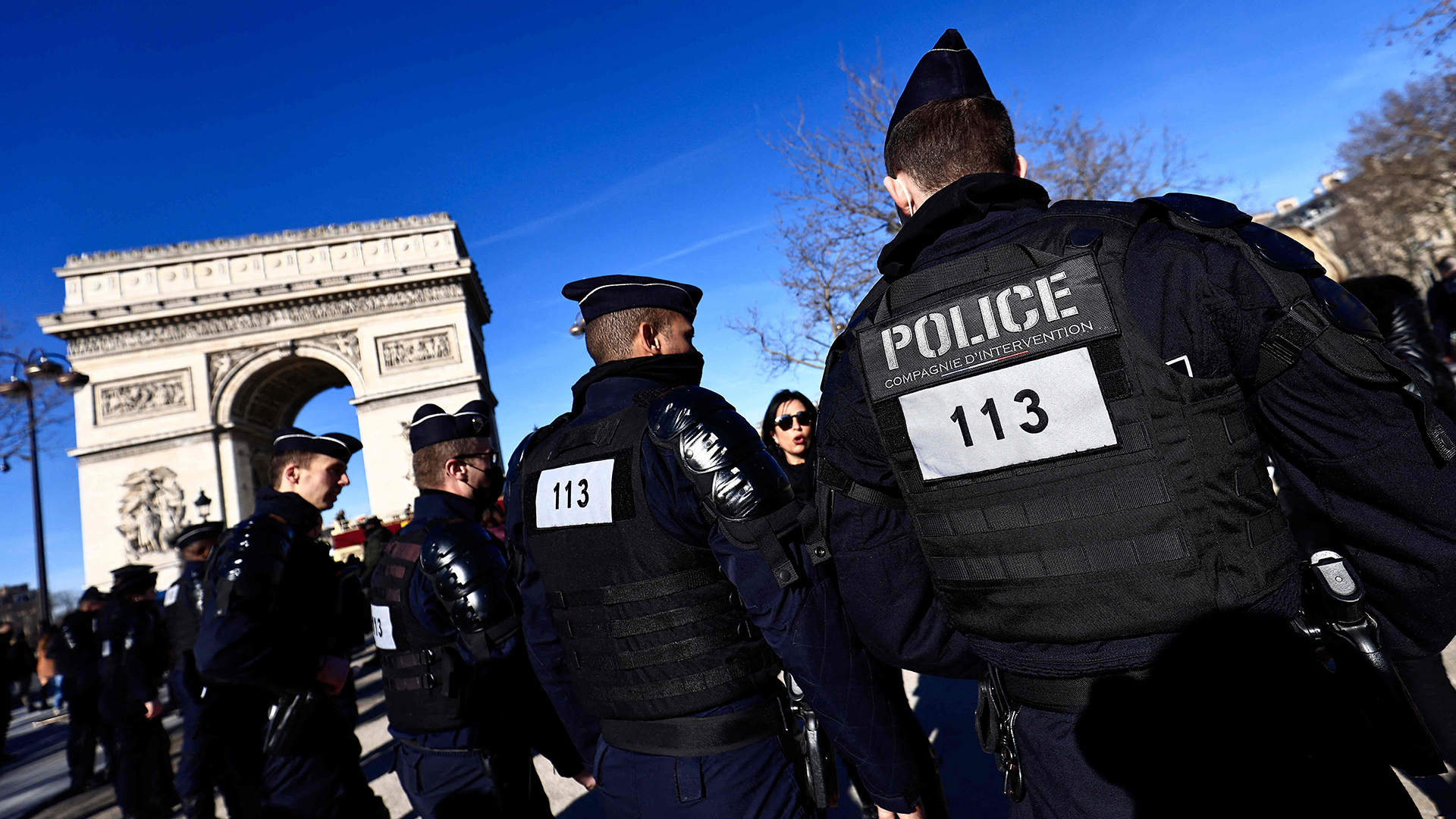 Gendarmen stehen am Arc de Triomphe in Paris, Frankreich. | AFP