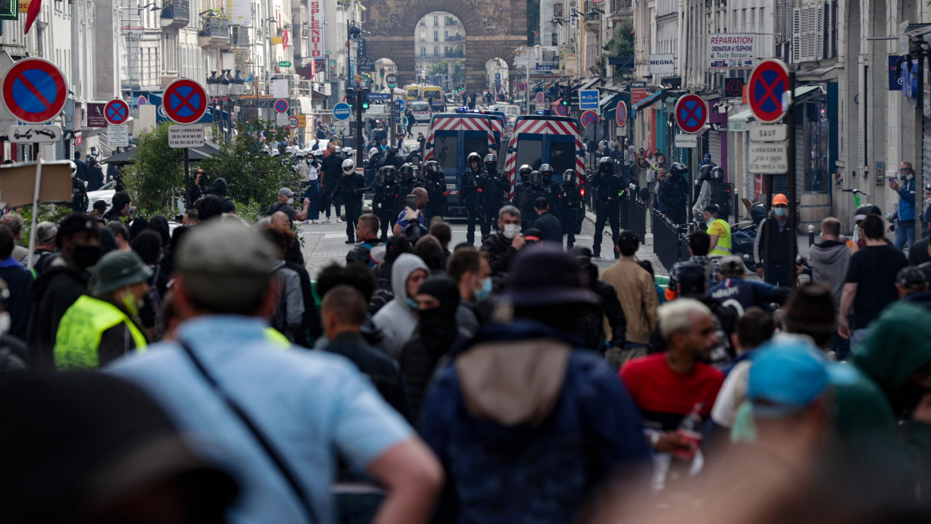 Demonstrierende vor einer Polizeisperre in Paris. | AFP