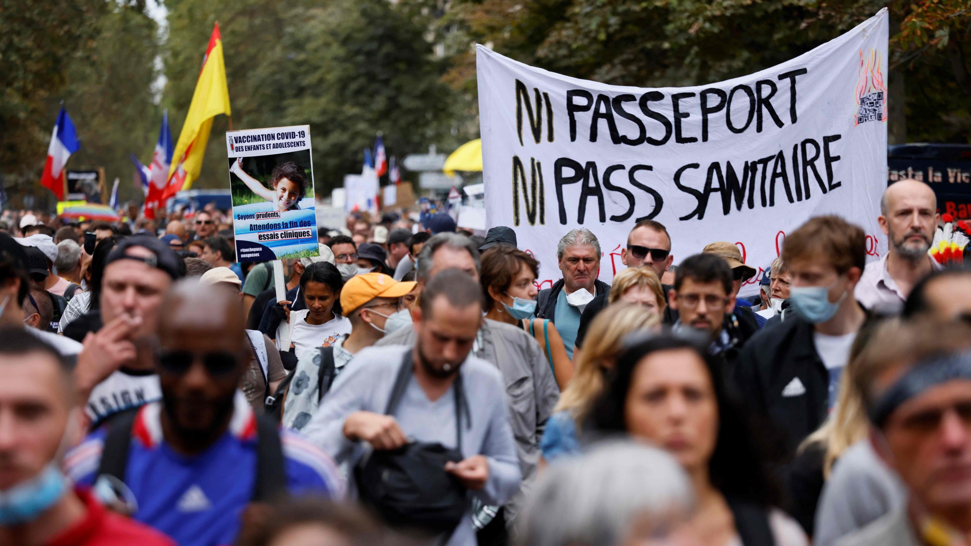 Menschen protestieren gegen eine Corona-Impfpflicht und die Einführungs eines Gesundheitspasses in Paris, Frankreich. | AFP