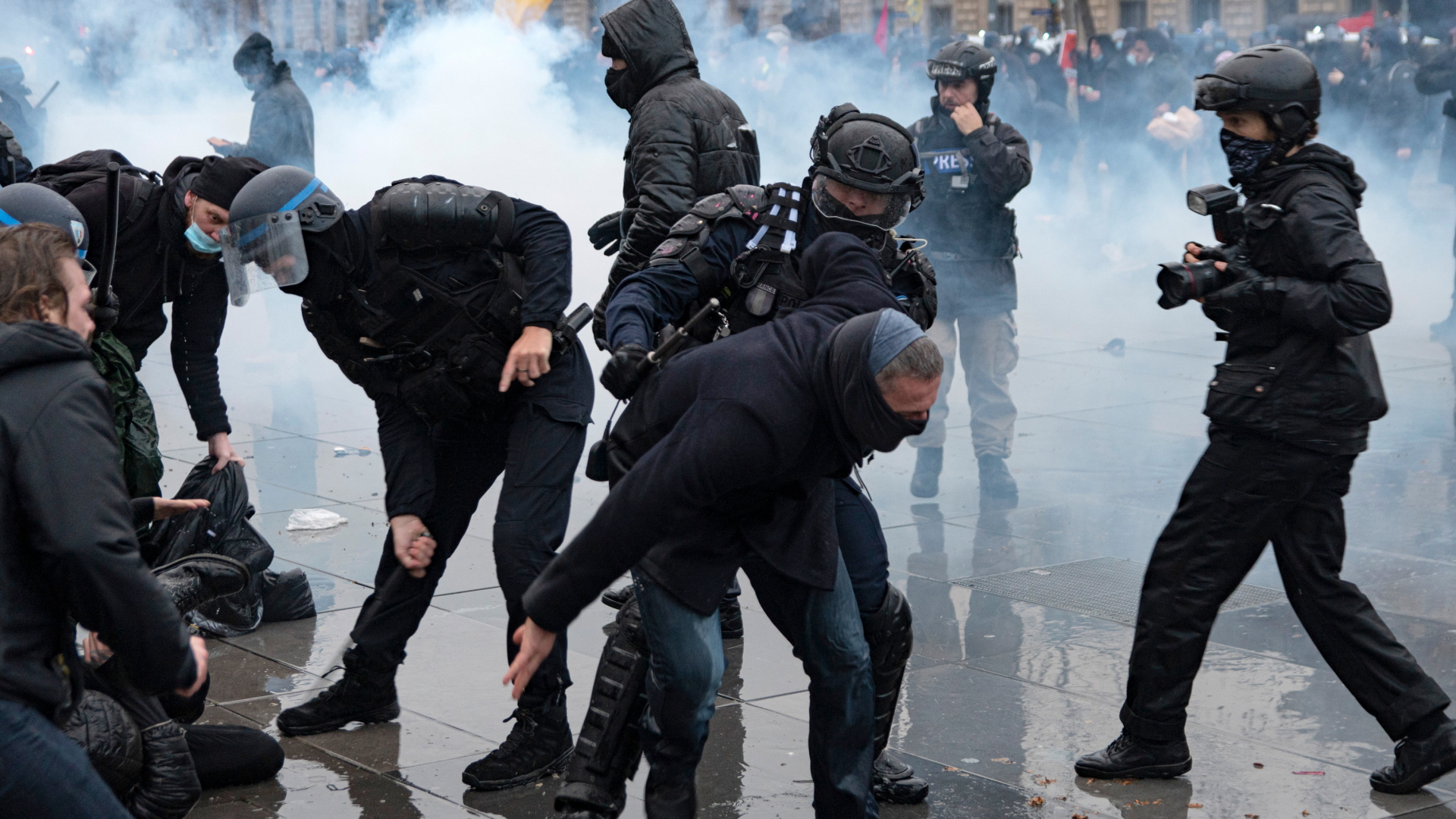 Demonstranten und Polizisten bei einem Protest in Paris gegen das geplante Sicherheitsgesetz | dpa