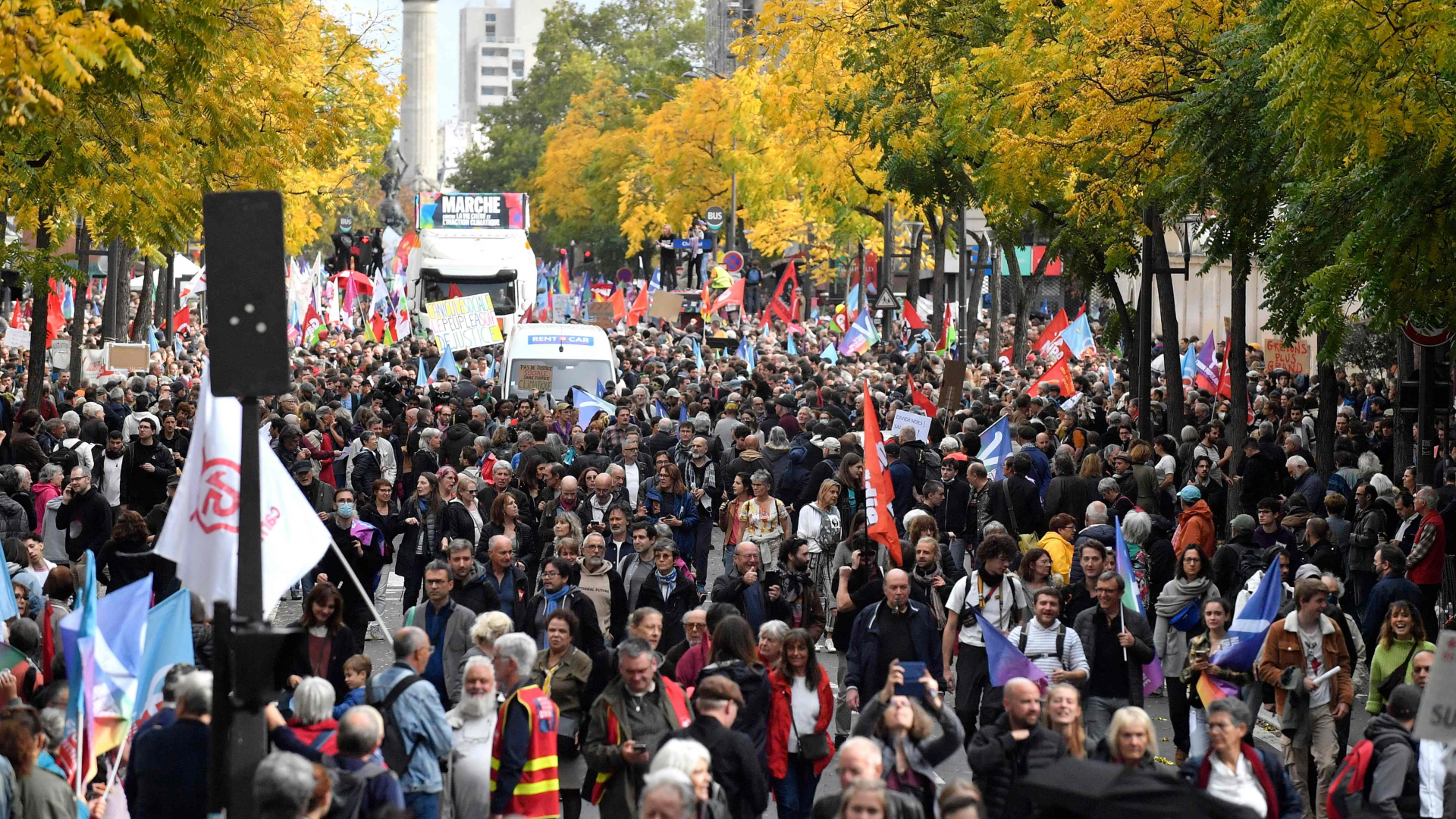 Demonstranten protestieren in Paris gegen die hohen Preise und "Klima-Passivität" | AFP