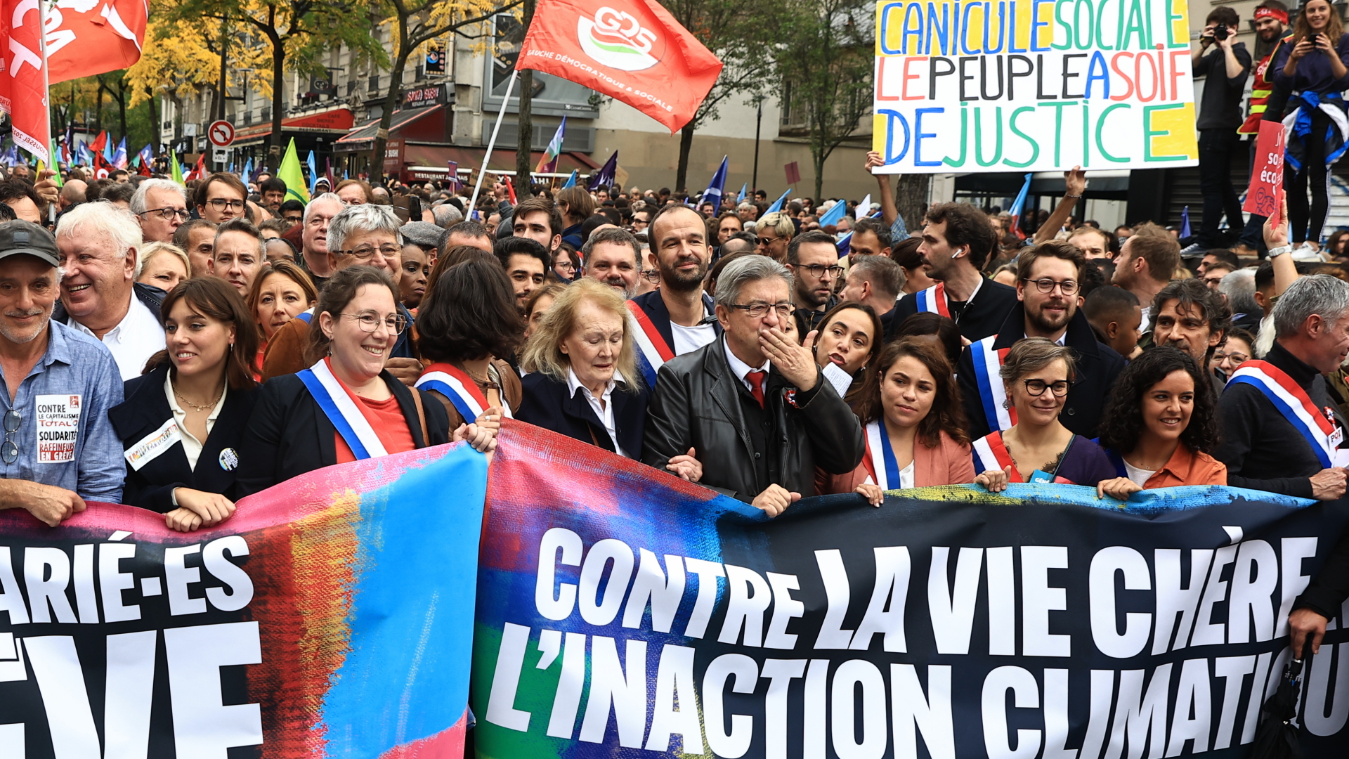 Demonstranten protestieren in Paris gegen die hohen Preise und "Klima-Passivität" | dpa