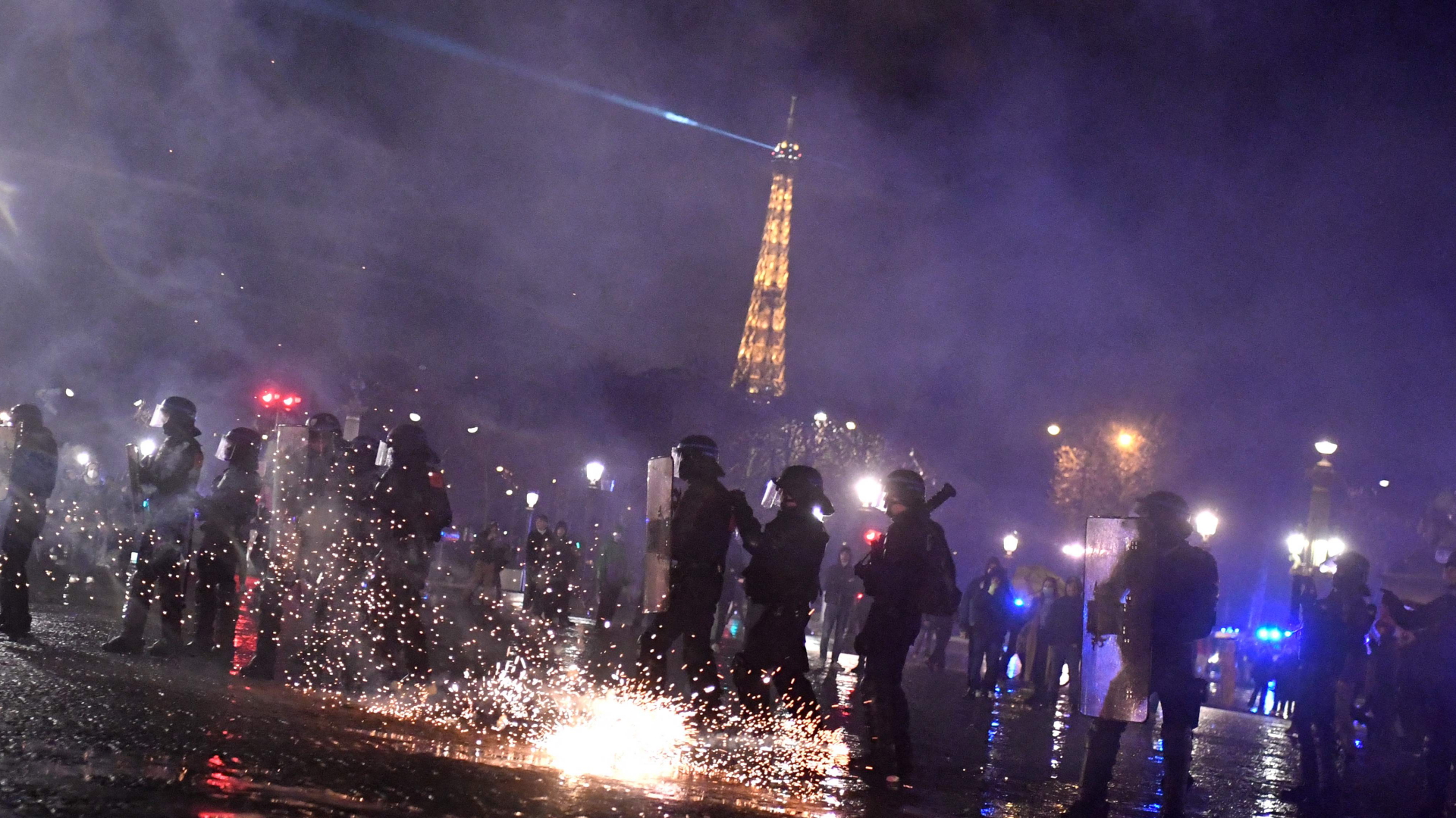 Auf dem Place de la Concorde im Zentrum von Paris liefern sich Demonstranten Auseinandersetzungen mit der Polizei. | AFP
