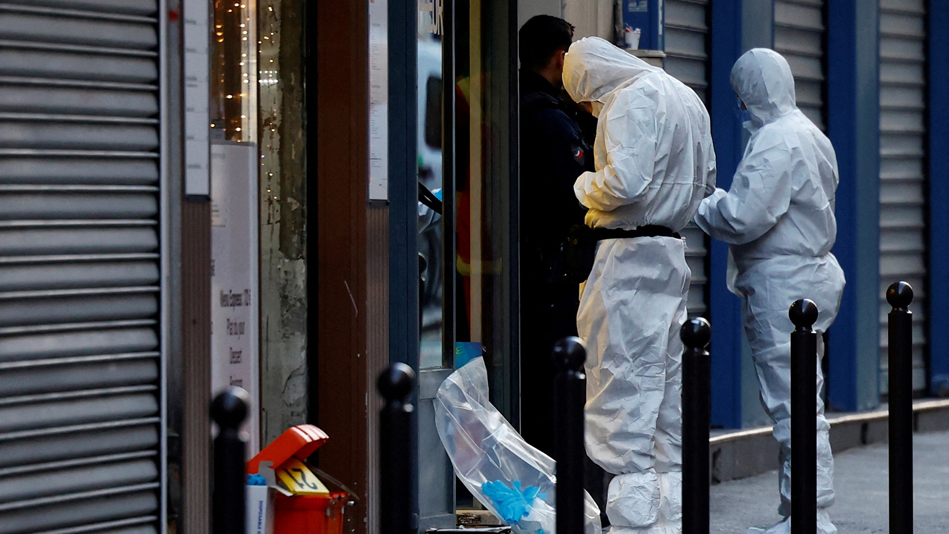 Polizisten arbeiten am Tatort in der Rue d'Enghien in Paris. (Bild vom 23.12.22) | REUTERS
