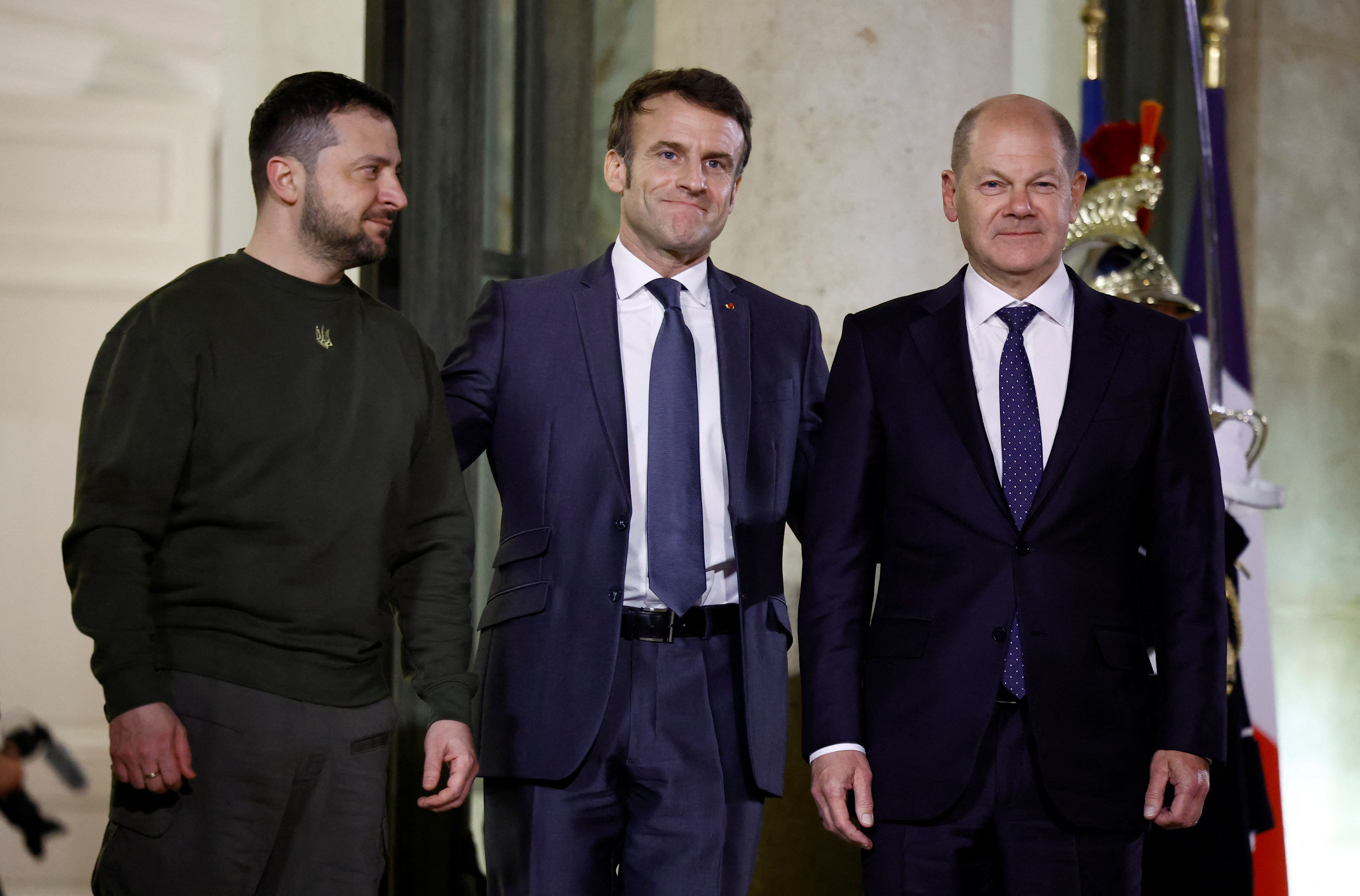 Wolodymyr Selenskyj (links), Emmanuel Macron (Mitte) und Olaf Scholz (rechts) vor dem Elysée-Palast in Paris | REUTERS
