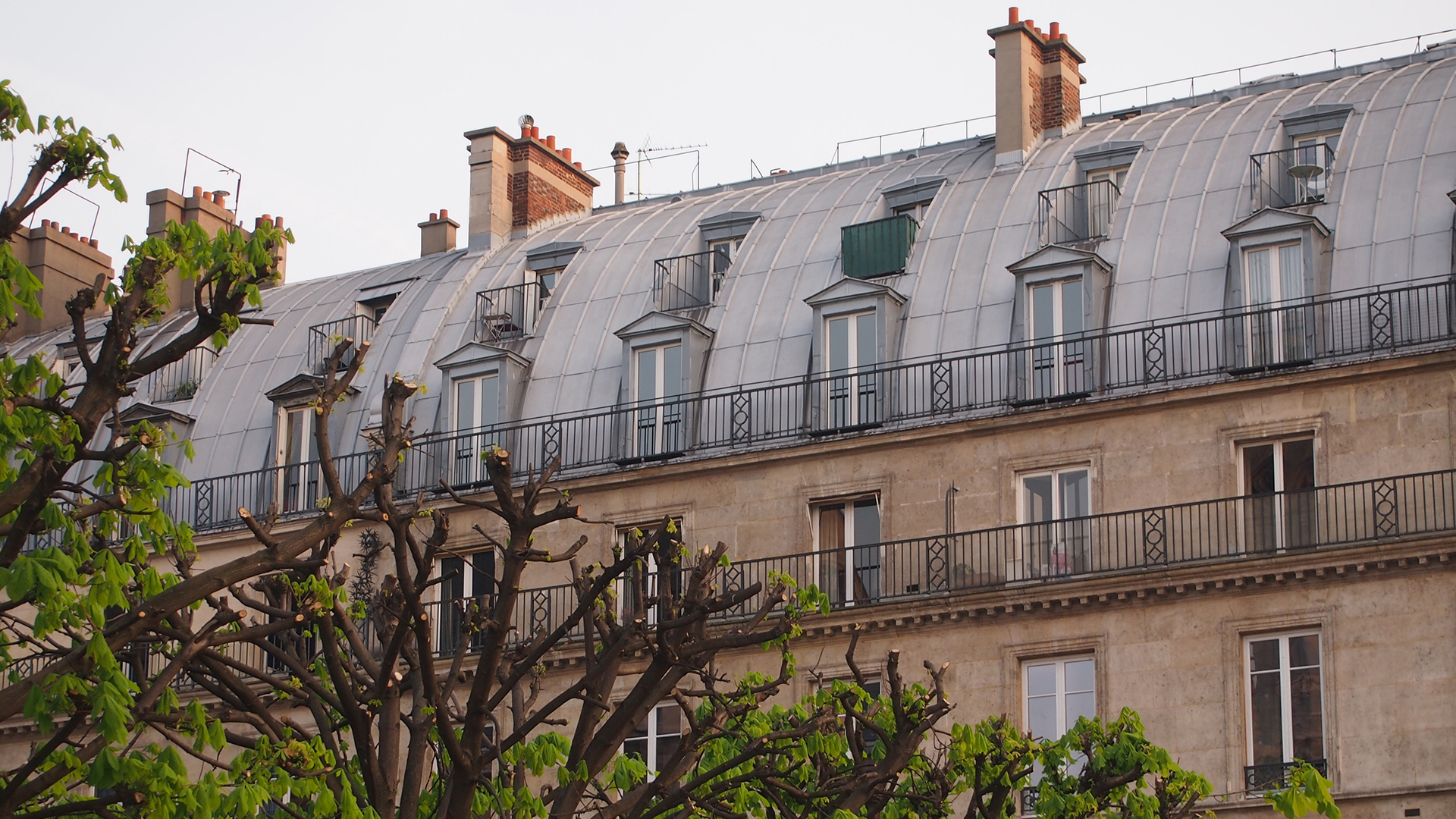 Blick auf ein Wohnhaus in Paris | picture alliance / akg-images
