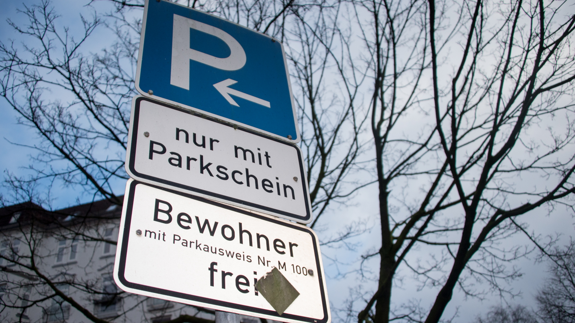 Ein Verkehrschild weist in Hamburg auf freies Parken für Bewohner mit Parkausweis hin. | dpa