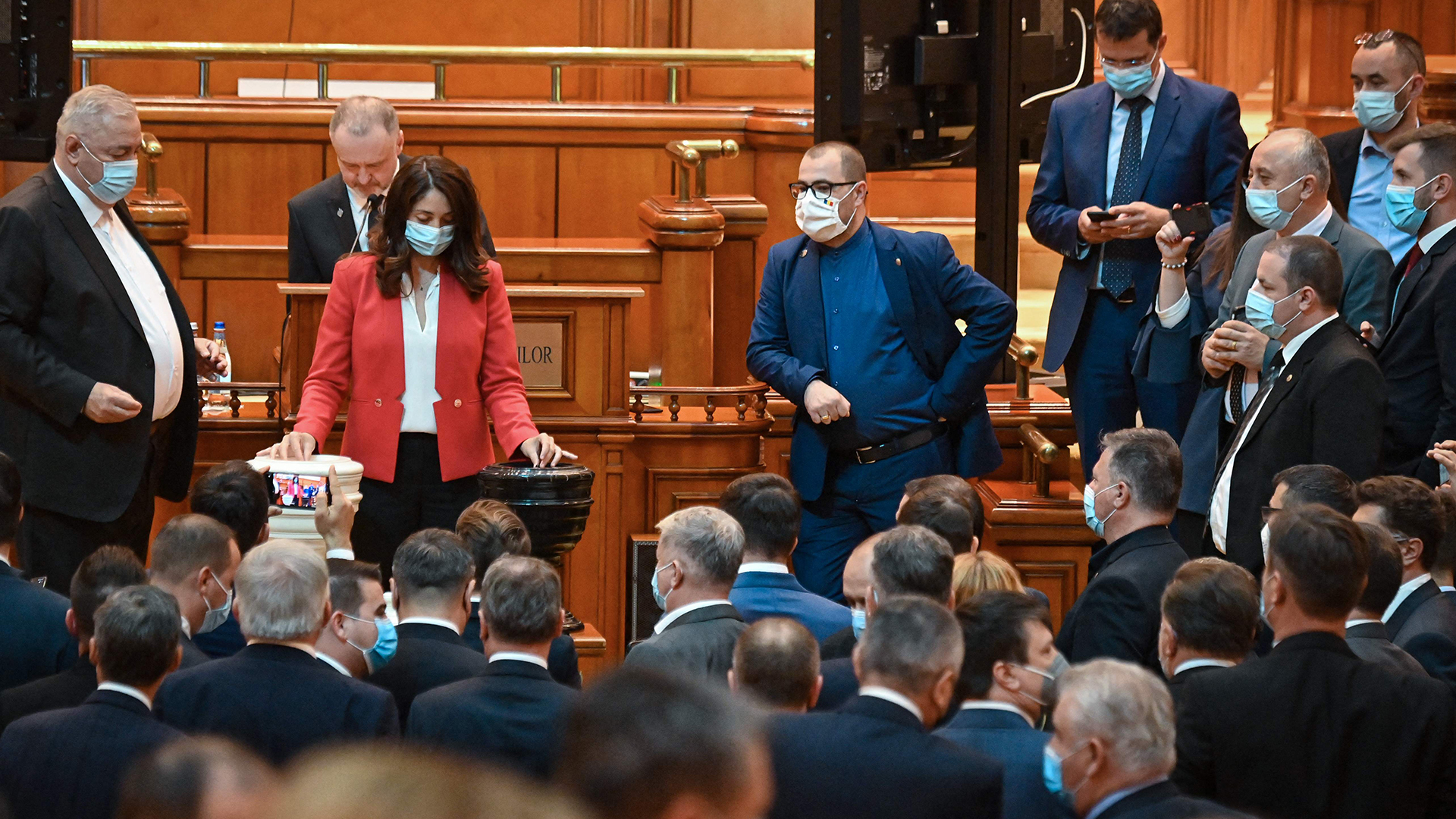 Eine Abgeordnete gibt im Parlament in Bukarest ihre Stimme bei einem Misstrauensvotum ab. | AFP