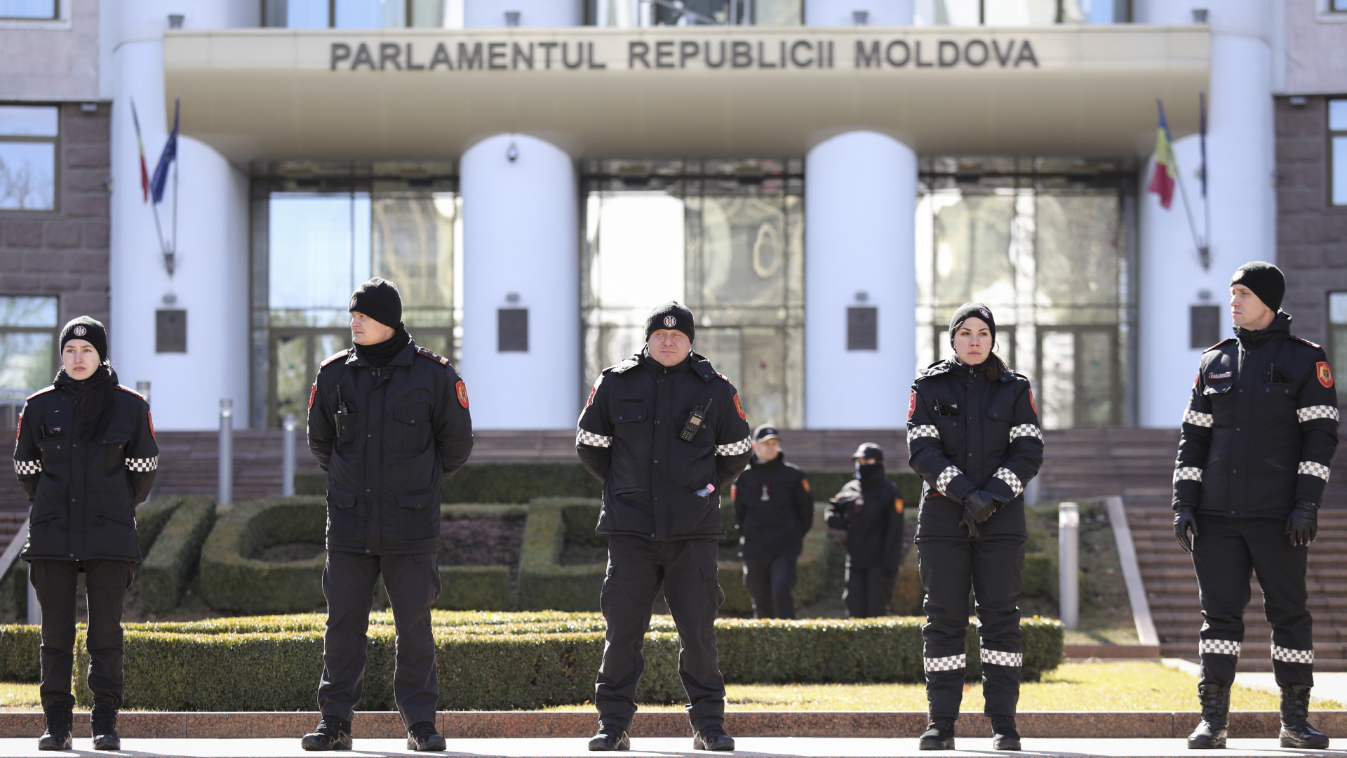 Moldauische Polizisten stehen während eines Protests vor dem Parlamentsgebäude. | dpa