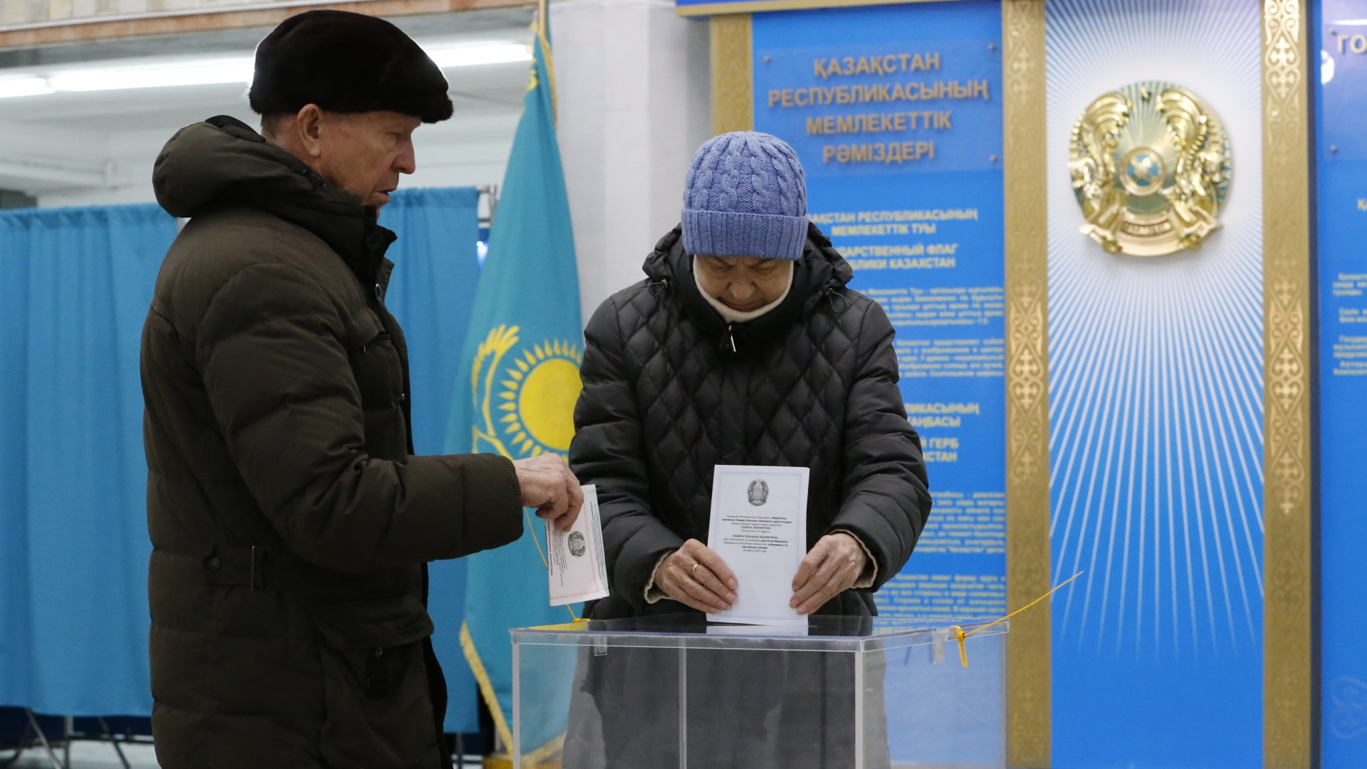 Ein Mann und eine Frau bei der Stimmabgabe in einem Wahllokal in Astana | dpa