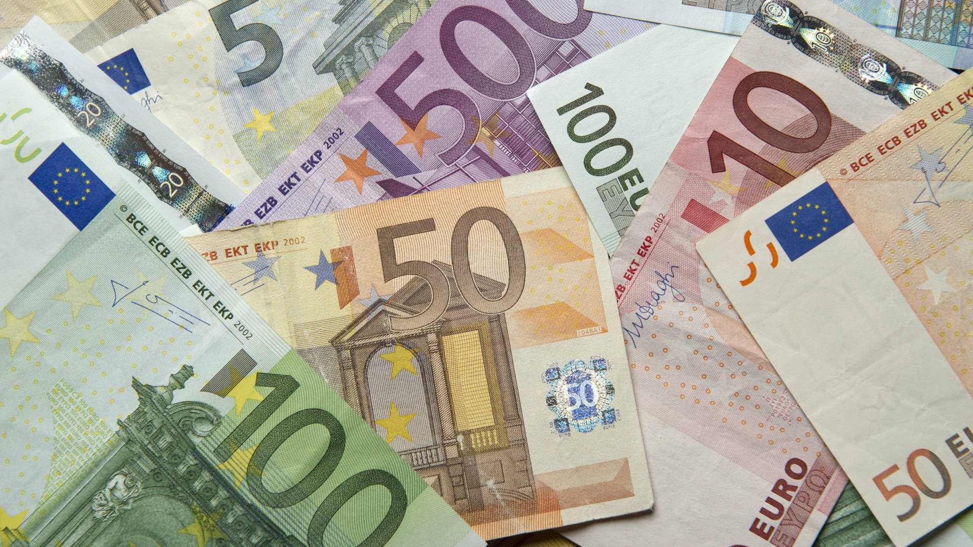 Zahlreiche Euro-Banknoten liegen übereinander. | dpa