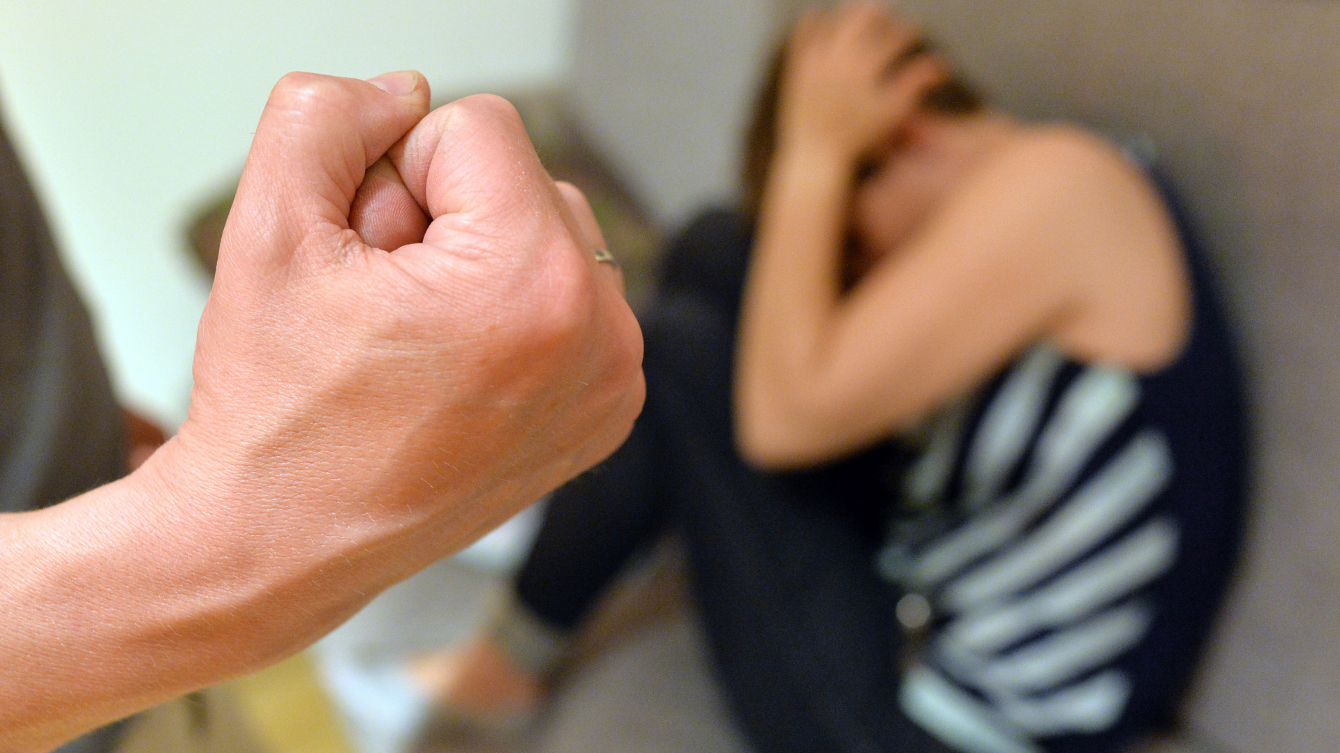 Eine Frau versucht sich vor der Gewalt eines Mannes zu schützen. | dpa