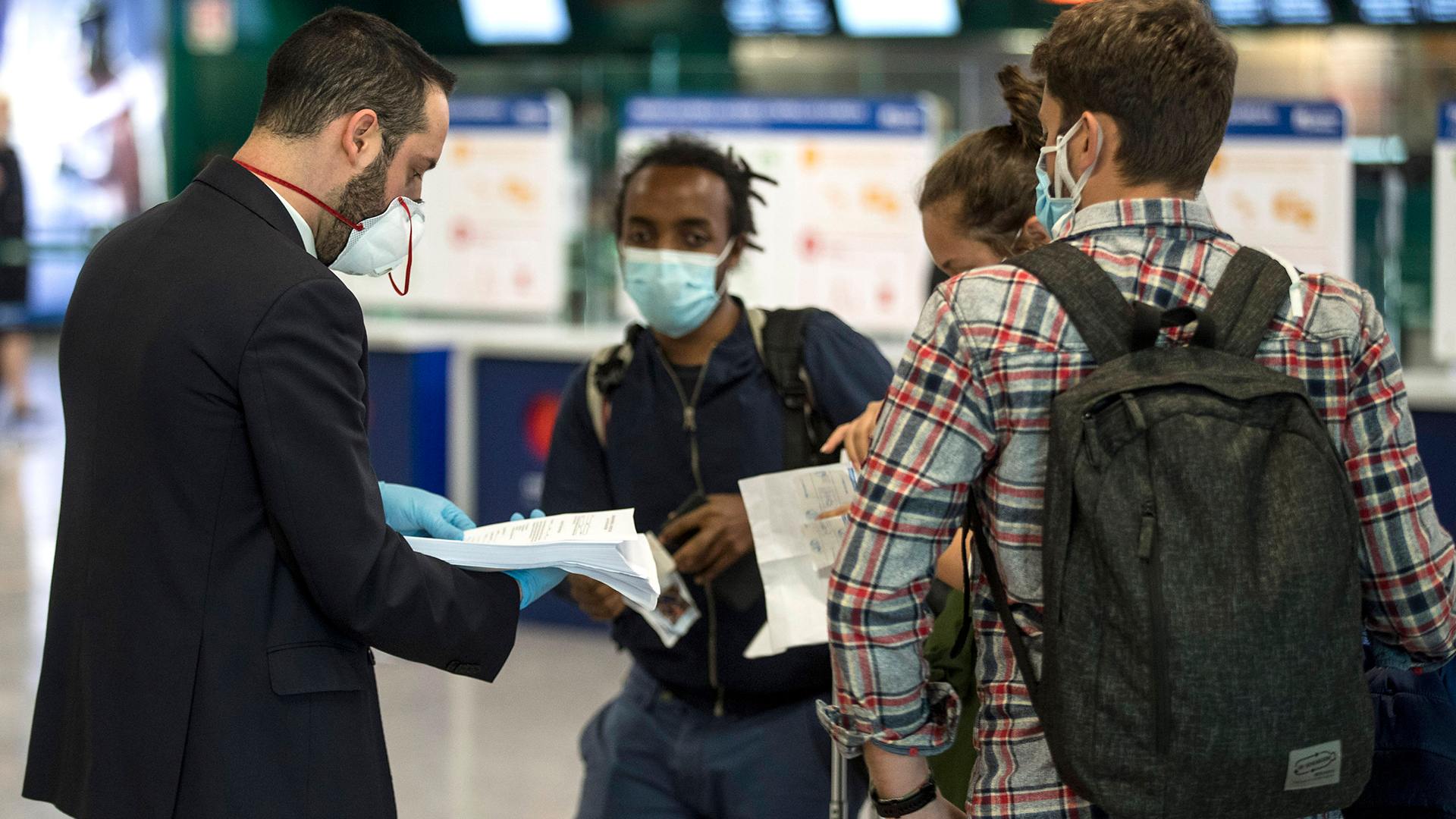 Passagiere am Flughafen in Rom | AP
