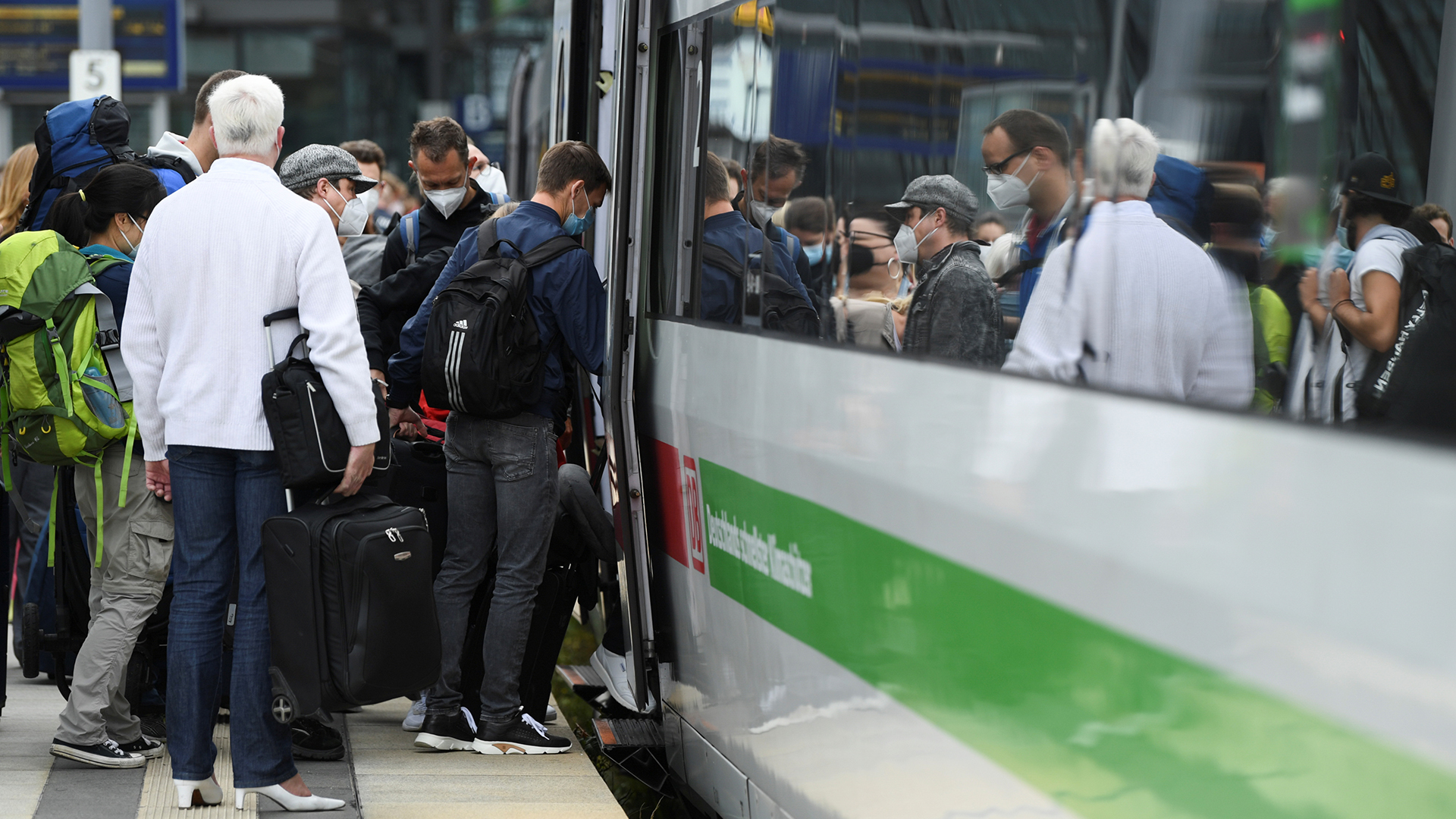 Fahrgäste der Deutschen Bahn steigen am Berliner Hauptbahnhof in einen Zug. | REUTERS