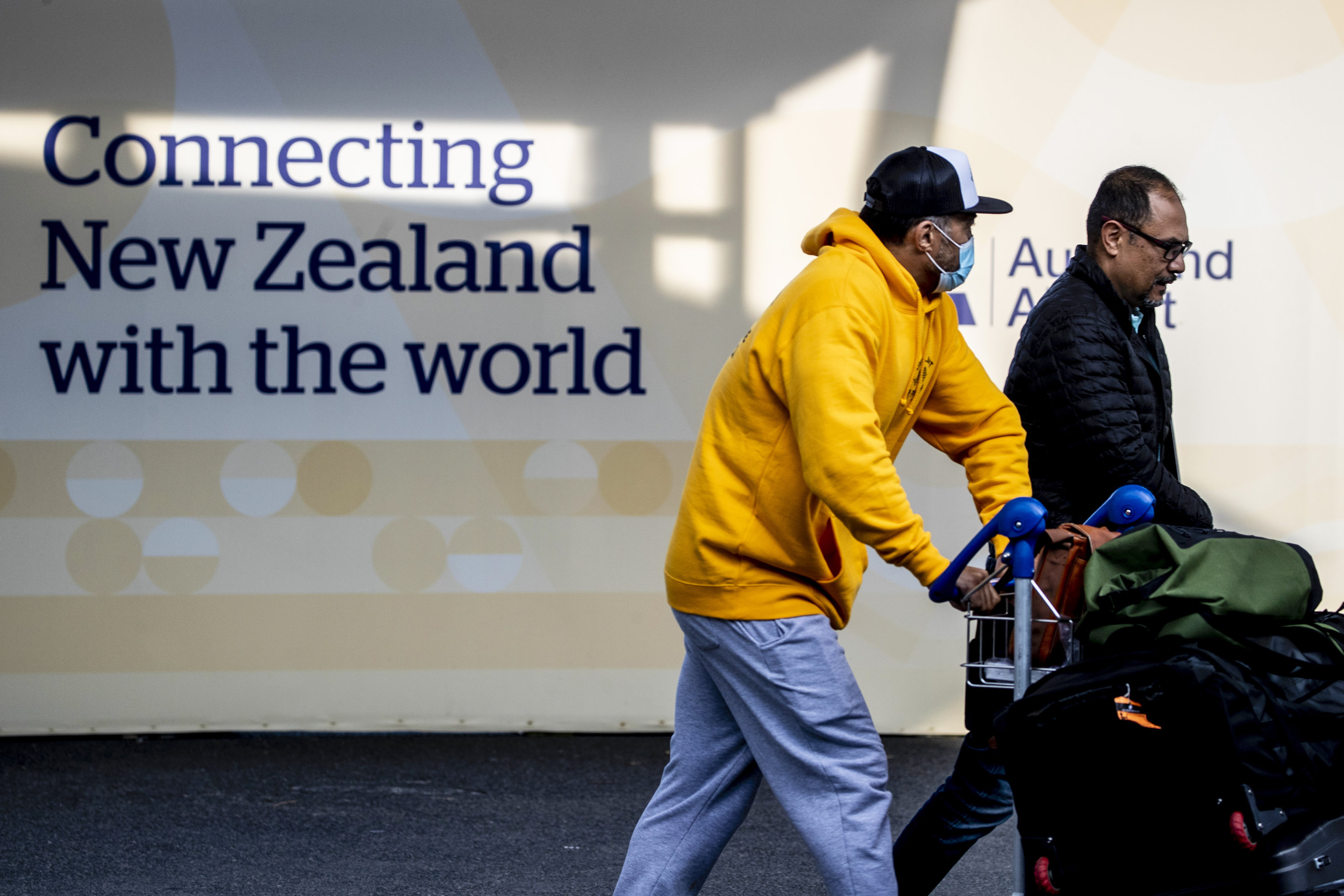 Passagiere kommen am Flughafen in Auckland, Neuseeland an (Archiv). | AP
