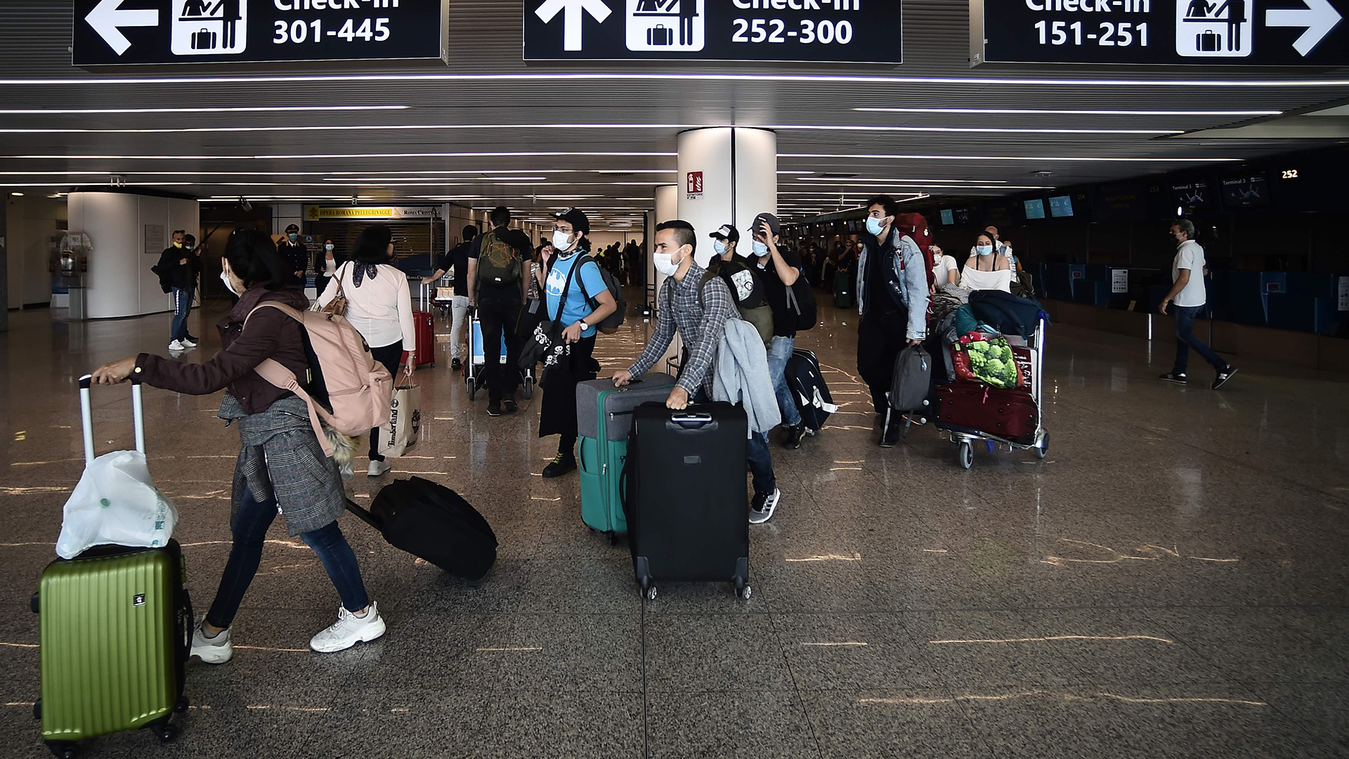 Passagiere am Flughafen in Rom | AFP