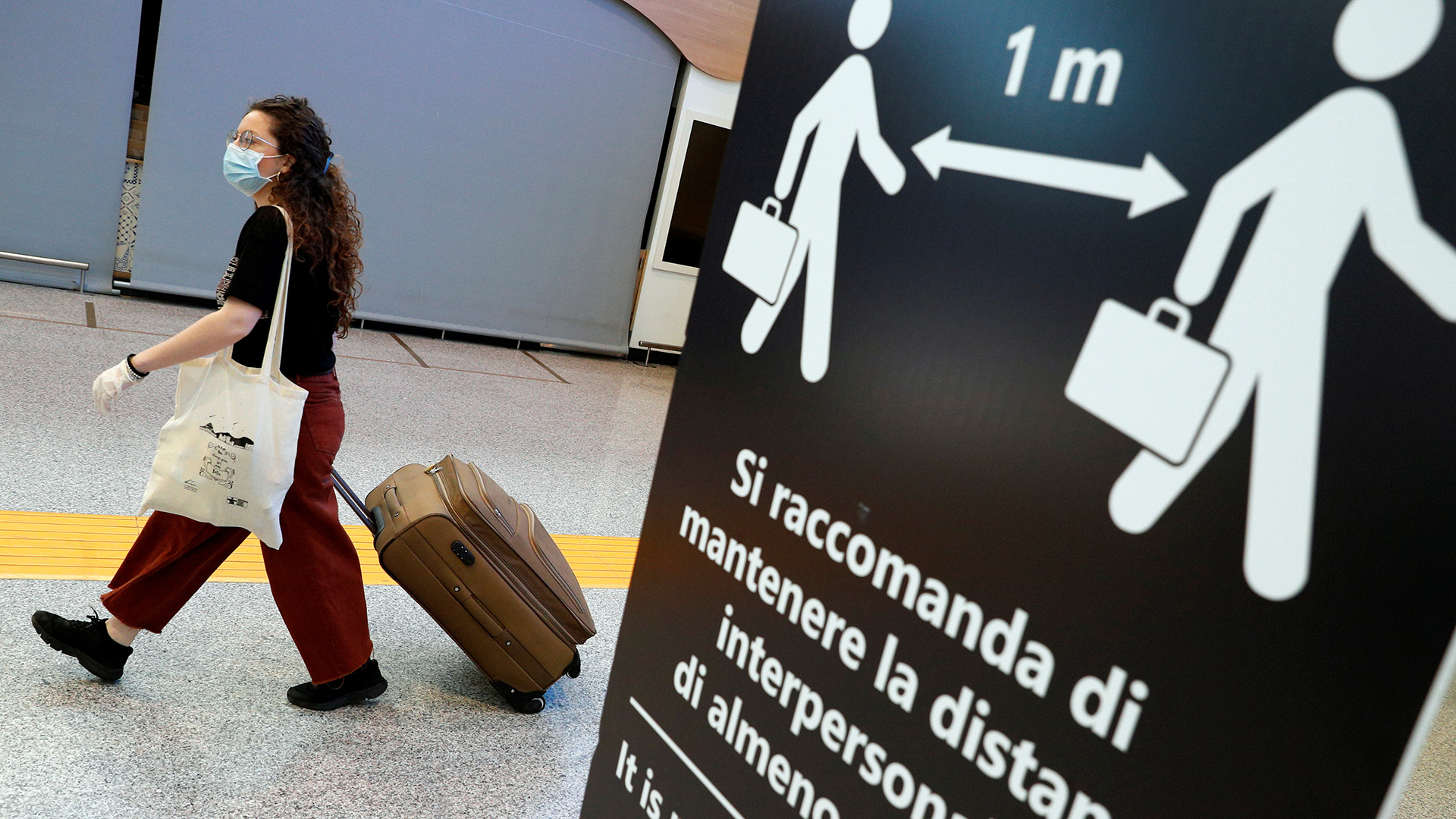 Passagierin am Flughafen in Rom