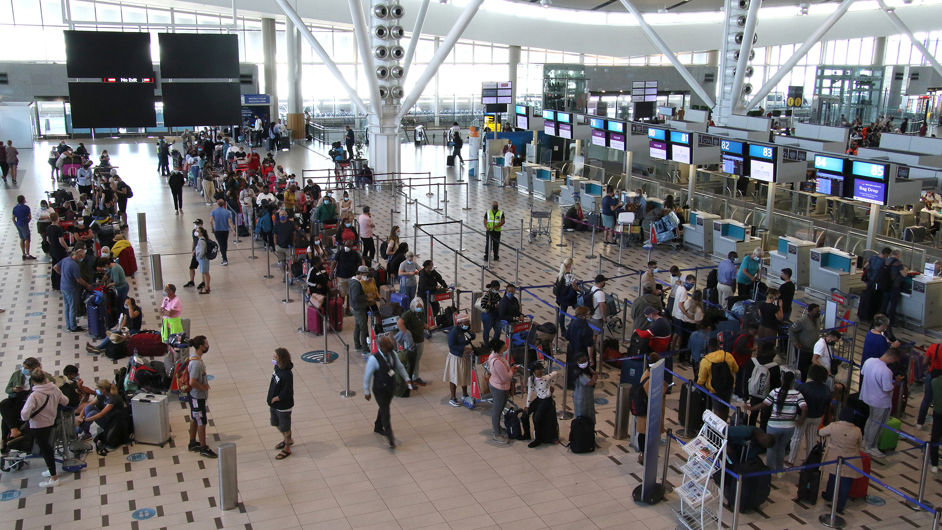 Passagiere am Flughafen in Kapstadt | dpa