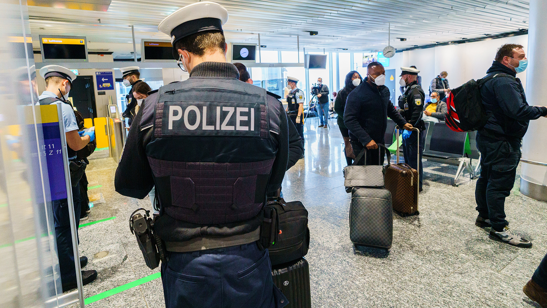 Passagiere werden bei ihrer Einreise nach Deutschland kontrolliert.  | picture alliance/dpa