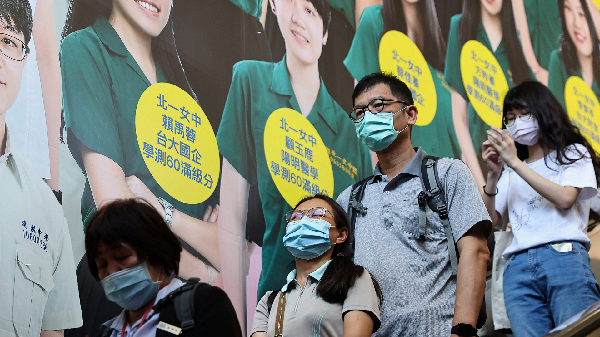 Menschen mit schützenden Gesichtsmasken in einer U-Bahn-Station in Taipeh (Taiwan) | REUTERS