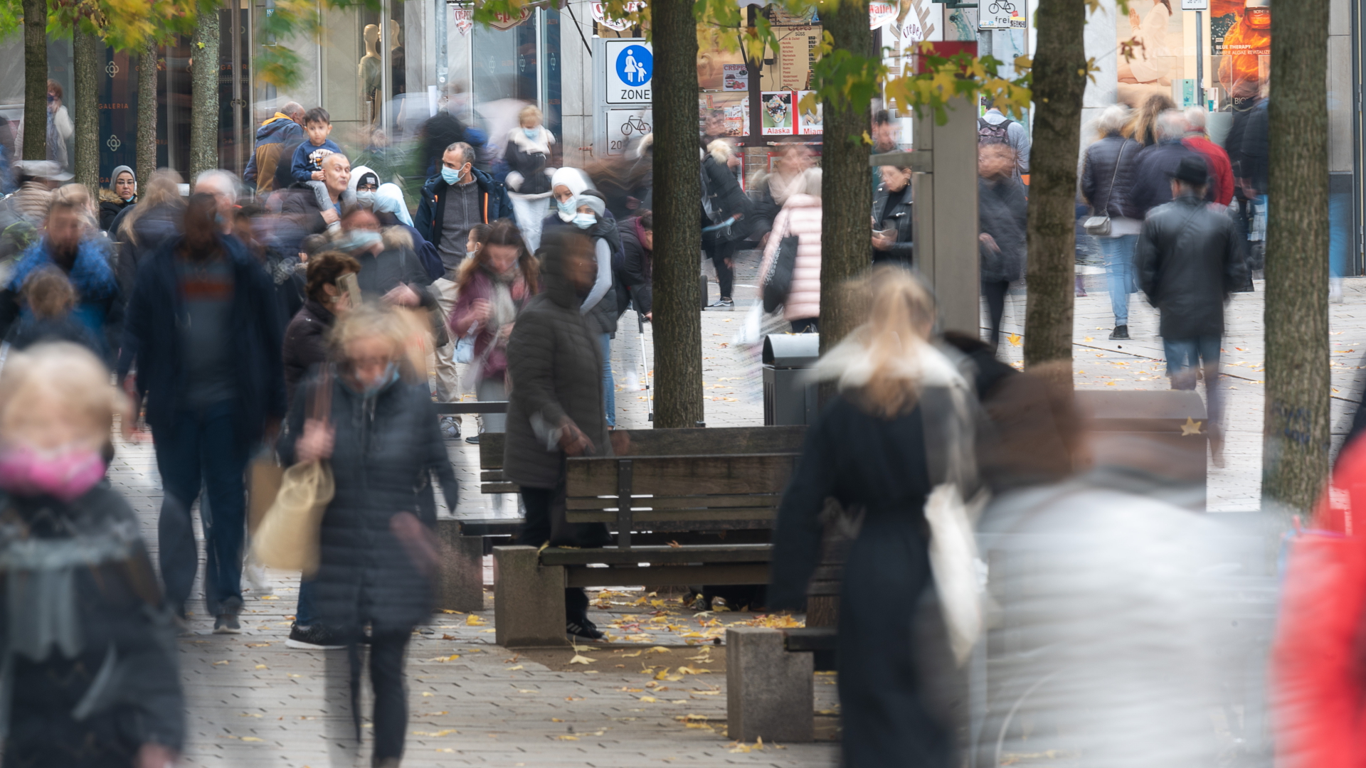 Passanten gehen an Allerheiligen in Hessen durch die Innenstadt von Wiesbaden.