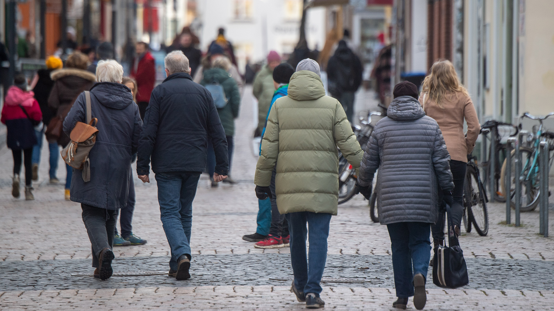 Auf einer Einkaufsstraße in Greifswald sind zahlreiche Passanten unterwegs.  | dpa
