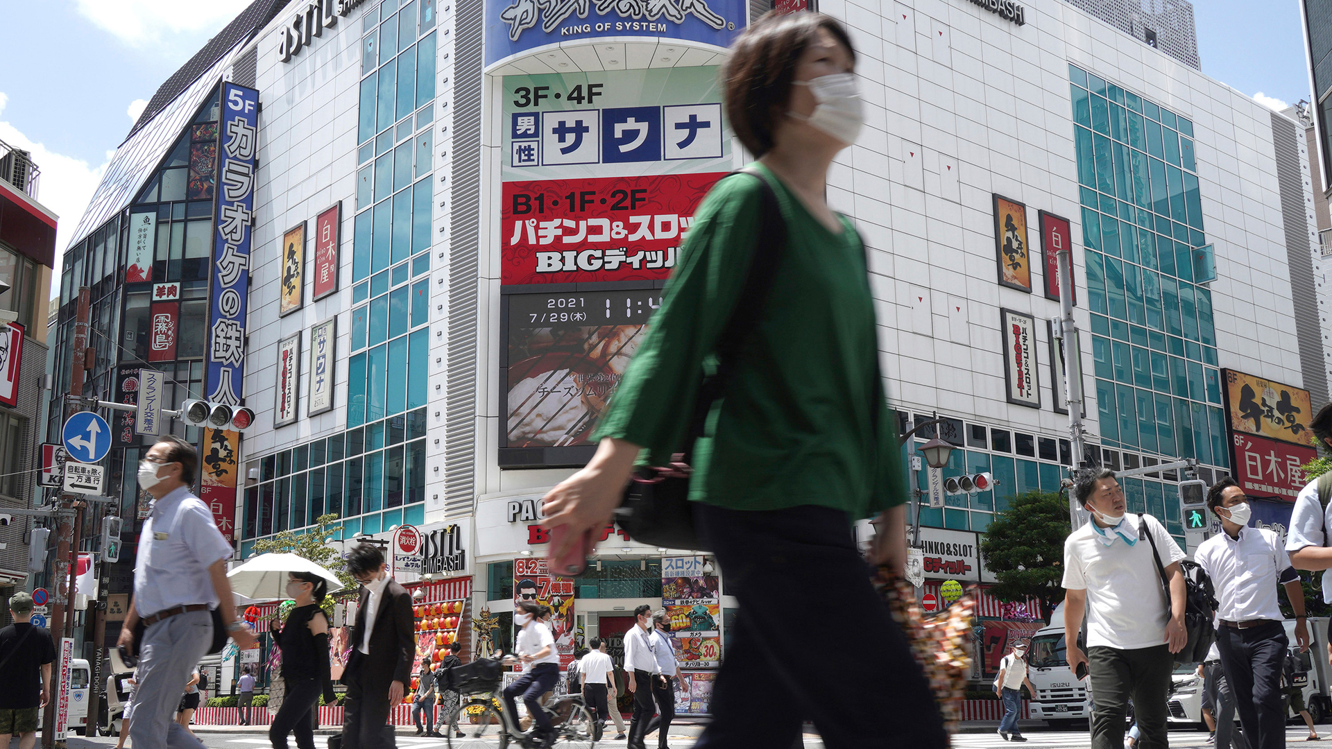 Passanten überqueren eine Straße in Tokio. | AP