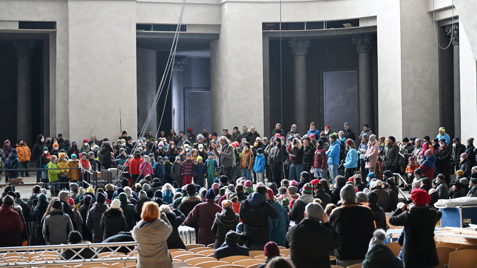 Zahlreiche Darsteller der 42. Passionsspiele Oberammergau stehen bei der ersten großen Probe mit Volk auf der Bühne | dpa