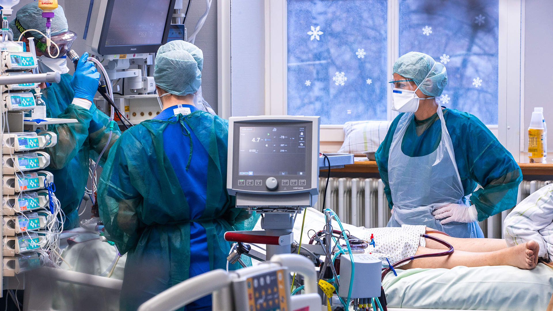 Ärzte und Pflegekräfte betreuen Patienten in einem der Behandlungszimmer der Intensivstation in der Universitätsmedizin Rostock. | dpa