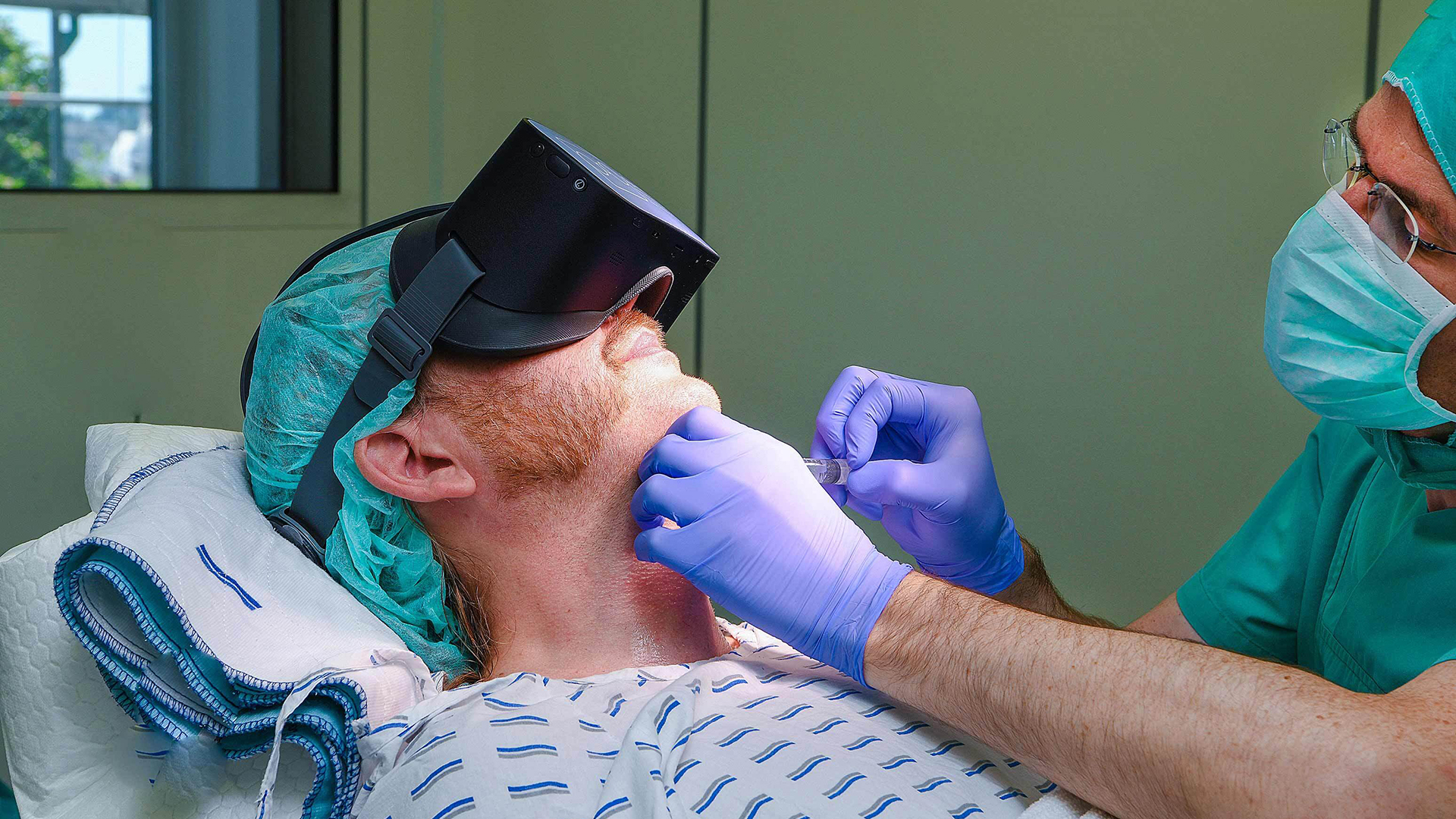 Ein Patient trägt bei einem Eingriff eine Virtual-Reality Brille. | picture alliance/dpa/Universitätsklinikum Ulm